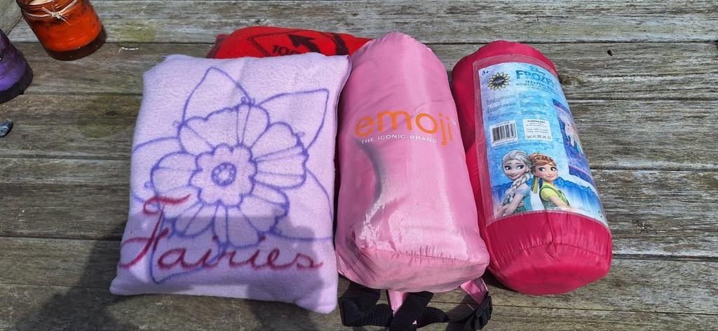 4x kinderslaapzak voor zomer. Disney en Emoji. Hele set 8,-, Caravans en Kamperen, Slaapzakken, Ophalen of Verzenden, Gebruikt