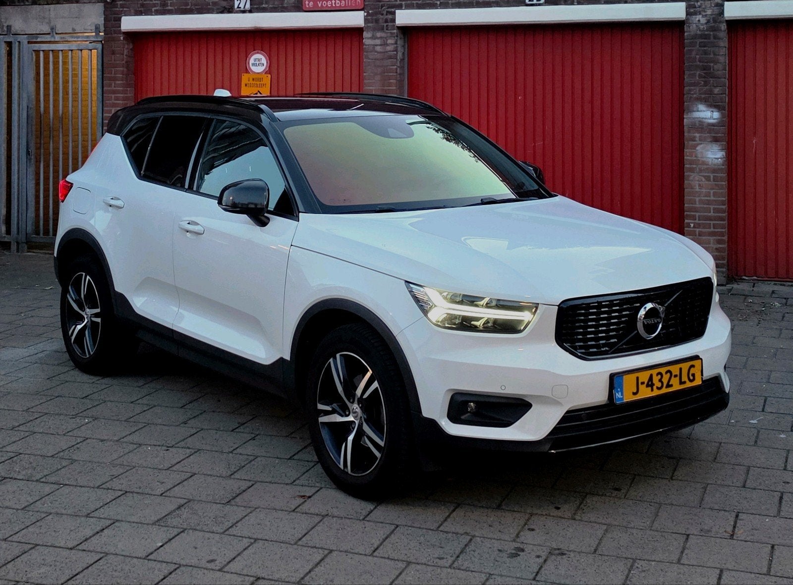 Volvo XC40 T3 RDesign 2020 NAP NL Auto Weinig KM 2e eigenaar, 1525 kg, Zwart, Parkeerassistent, Particulier