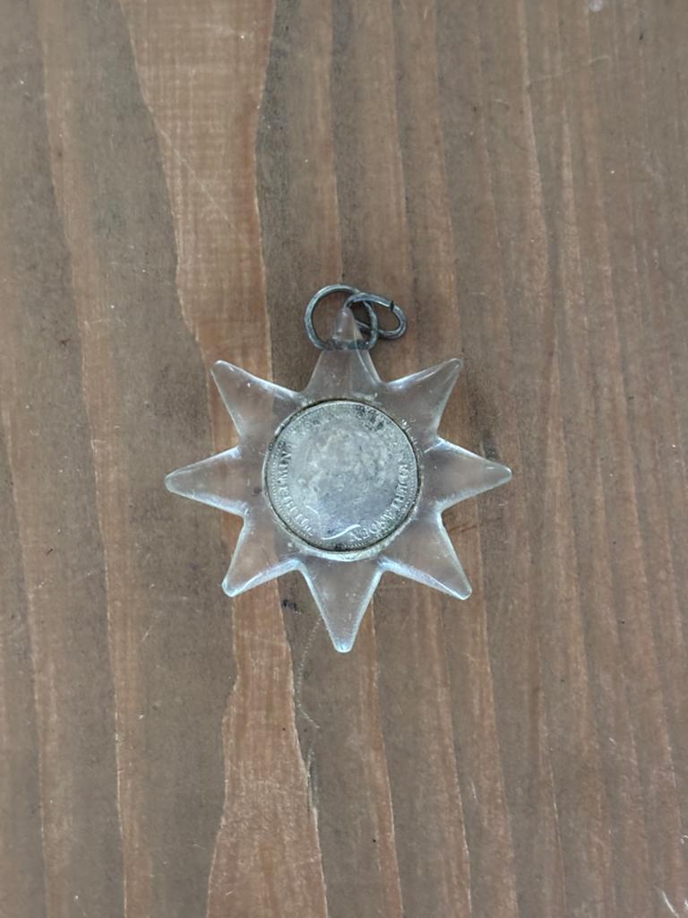 Ster met dubbeltjes in vliegtuigglas stil verzet wo2 hanger, Verzamelen, Ophalen of Verzenden, Overige soorten, Nederland, Embleem of Badge