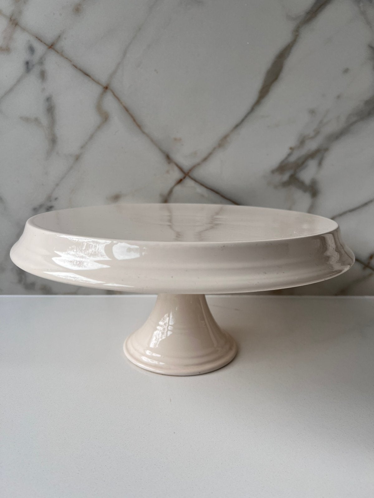PRACHTIGE PORSELEINEN PORSELEIN BEIGE ETAGÈRE SERVEER SCHAAL, Huis en Inrichting, Ophalen of Verzenden, Zo goed als nieuw, Taartplateau