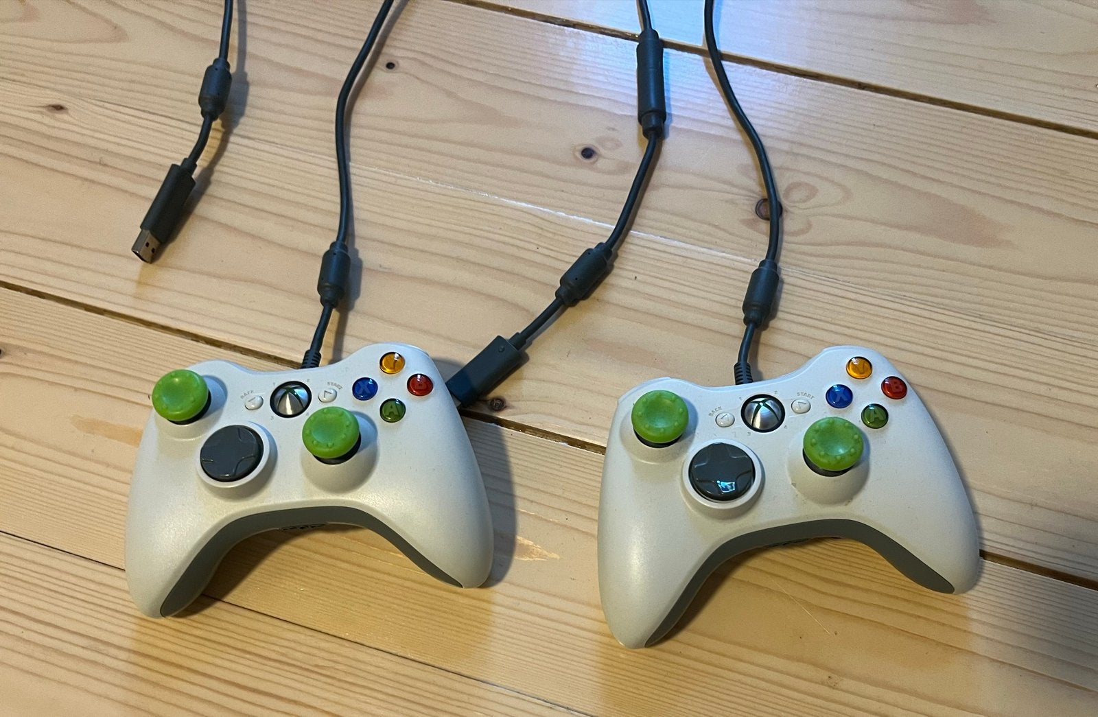 2x Xbox 360 Controllers Bedraad - Wit - Origineel Microsoft, Ophalen of Verzenden, Gebruikt, Controller, Xbox 360