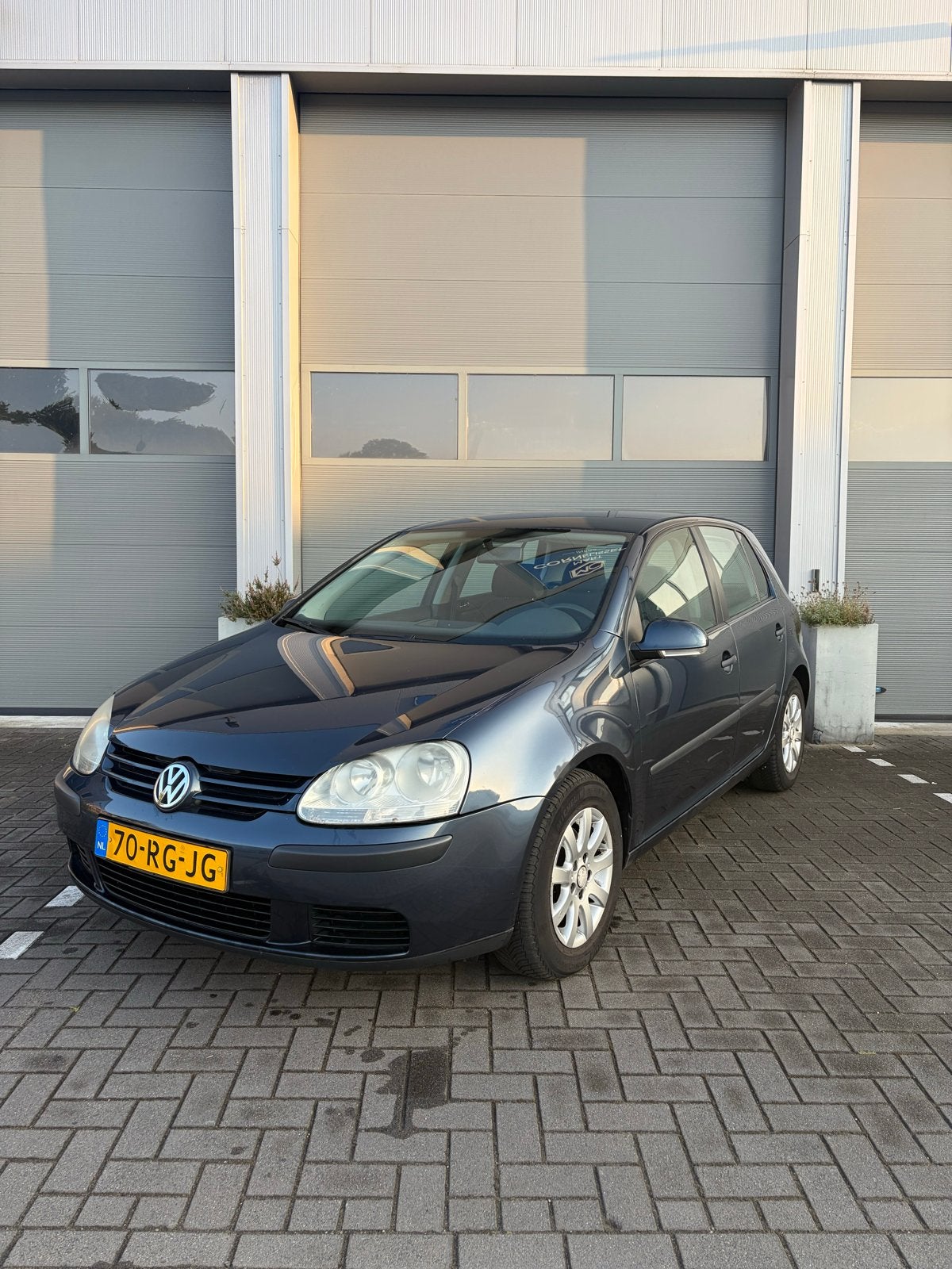 Volkswagen Golf 1.6 16V FSI 85KW 5D 2005 AIRCO, NIEUWE APK, Auto's, Voorwielaandrijving, 4 cilinders, Blauw, 620 kg