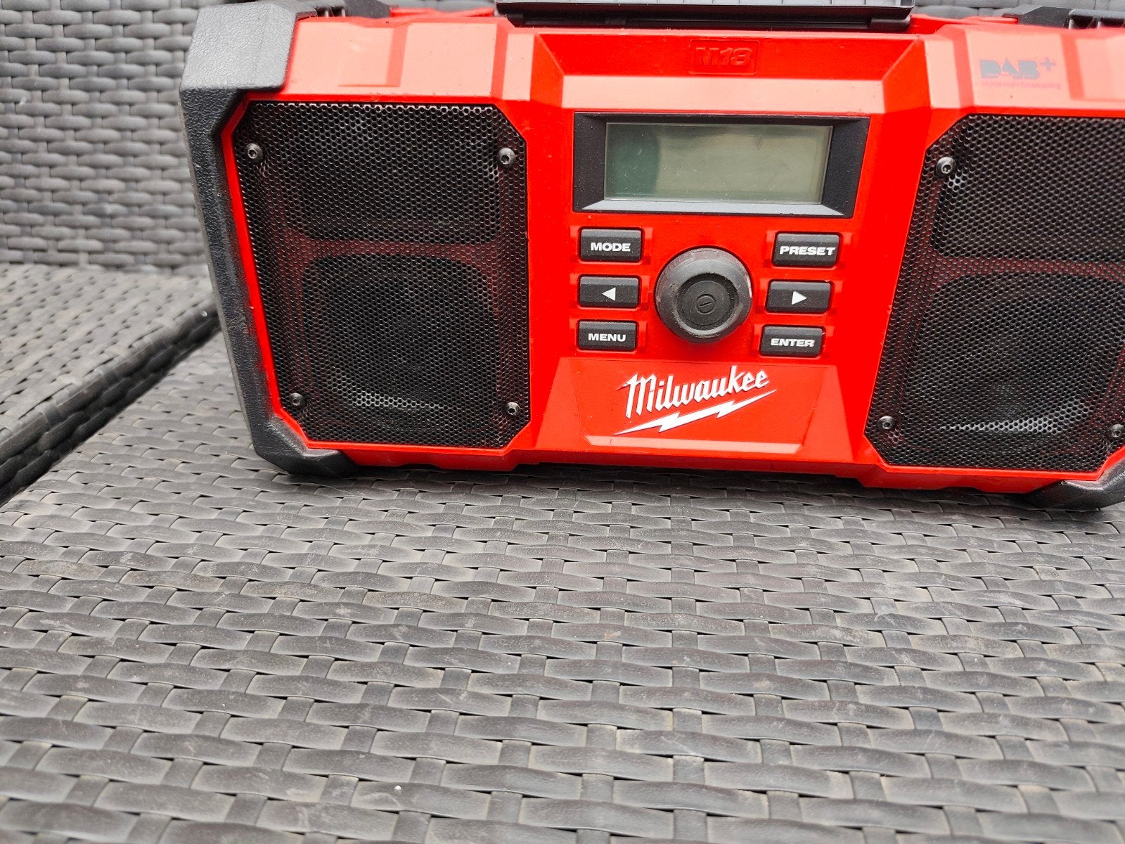 Milwaukee accu Bouwradio body 18V, Ophalen of Verzenden, Bouwradio