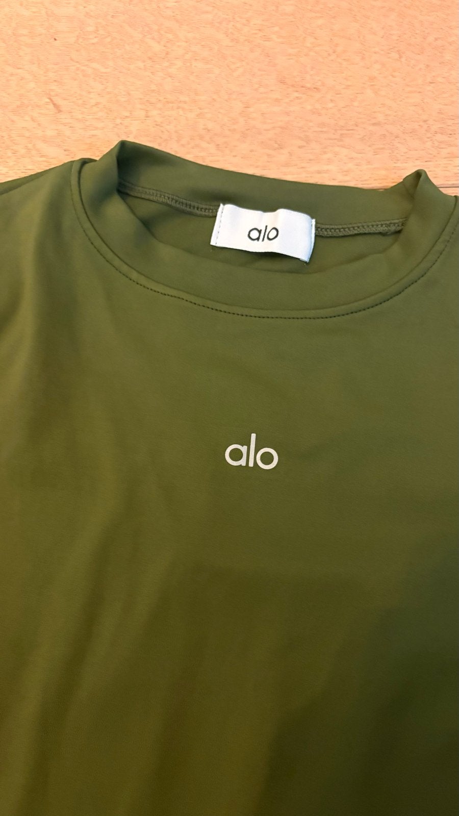 Alo Yoga T-shirt - Groen - Maat S, Ophalen of Verzenden, Zo goed als nieuw, Korte mouw, Maat 36 (S)
