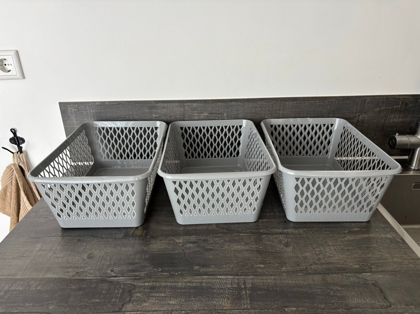 4 grijze kunststof mandjes, Kunststof, Mand, Ophalen of Verzenden, Zo goed als nieuw