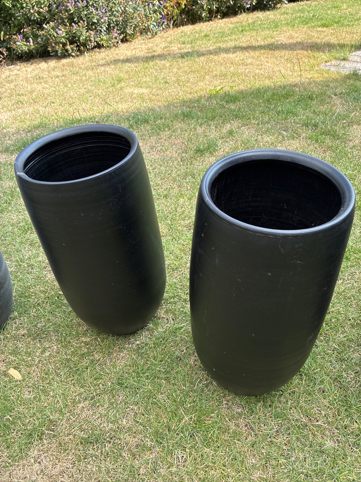 Twee zwarte, hoge bloempotten voor binnen of buiten, Ophalen, Overige materialen, Gebruikt, Minder dan 60 cm