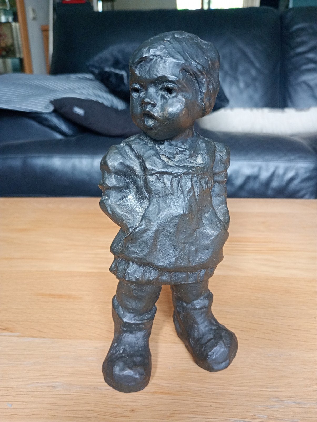 Vintage  beeldje van meisje, gesigneerd, Minder dan 20 cm, Gemerkt, Ophalen of Verzenden, Brons