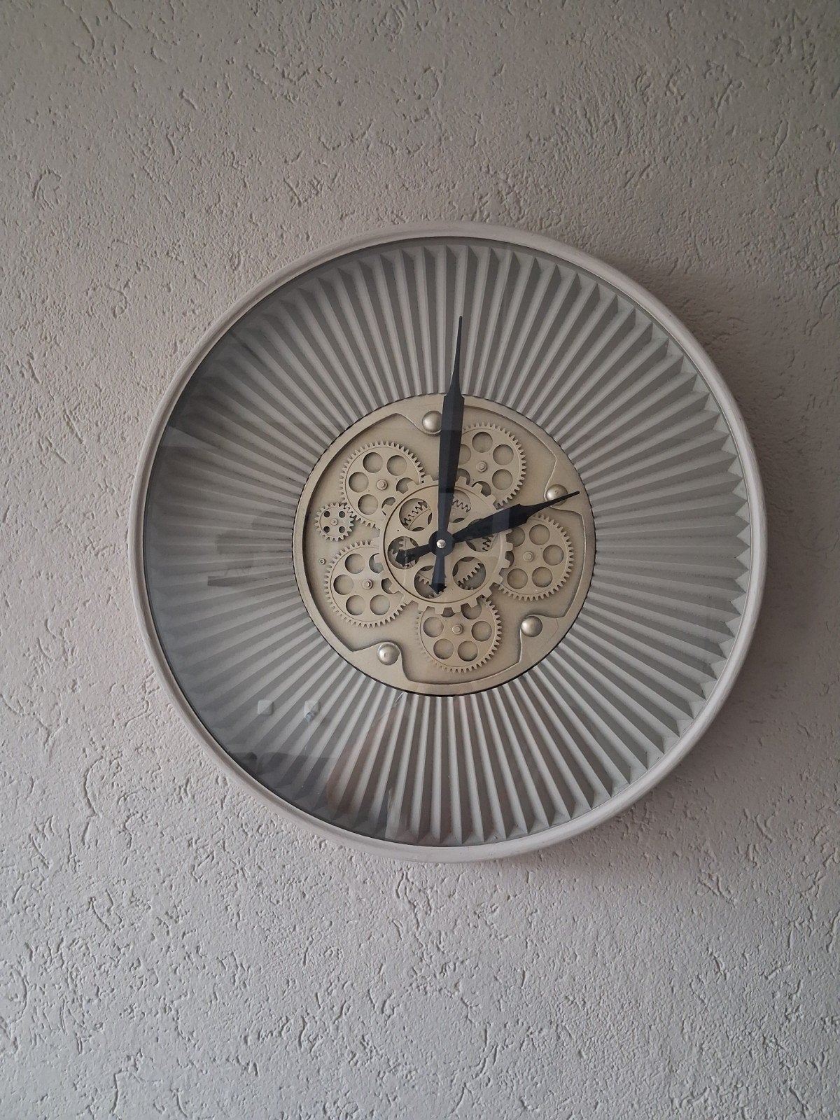 Stijlvolle Beige Wandklok met Zichtbare Tandwielen 55cm, Huis en Inrichting, Ophalen, Wandklok, Zichtbaar uurwerk, Analoog