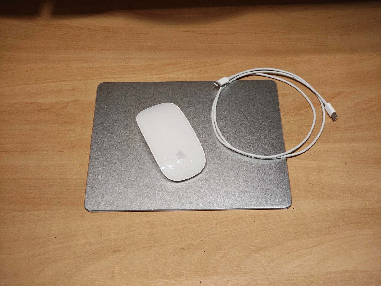 Apple Magic Mouse 2 met kabel en Satechi mousepad, Muis, Gebruikt, Ophalen of Verzenden, Draadloos