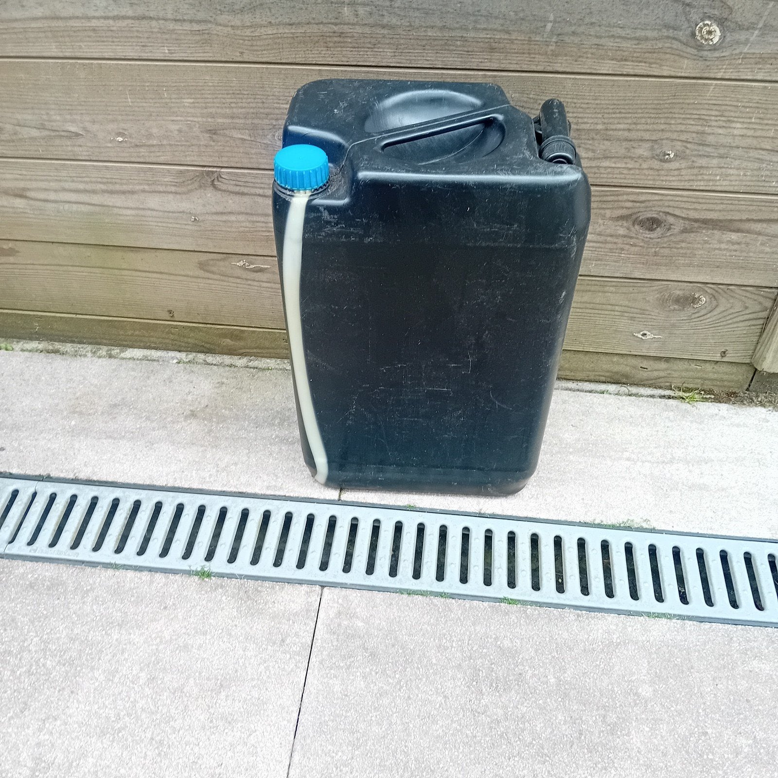 Zwarte jerrycan met blauwe dop, Ophalen of Verzenden, Gebruikt