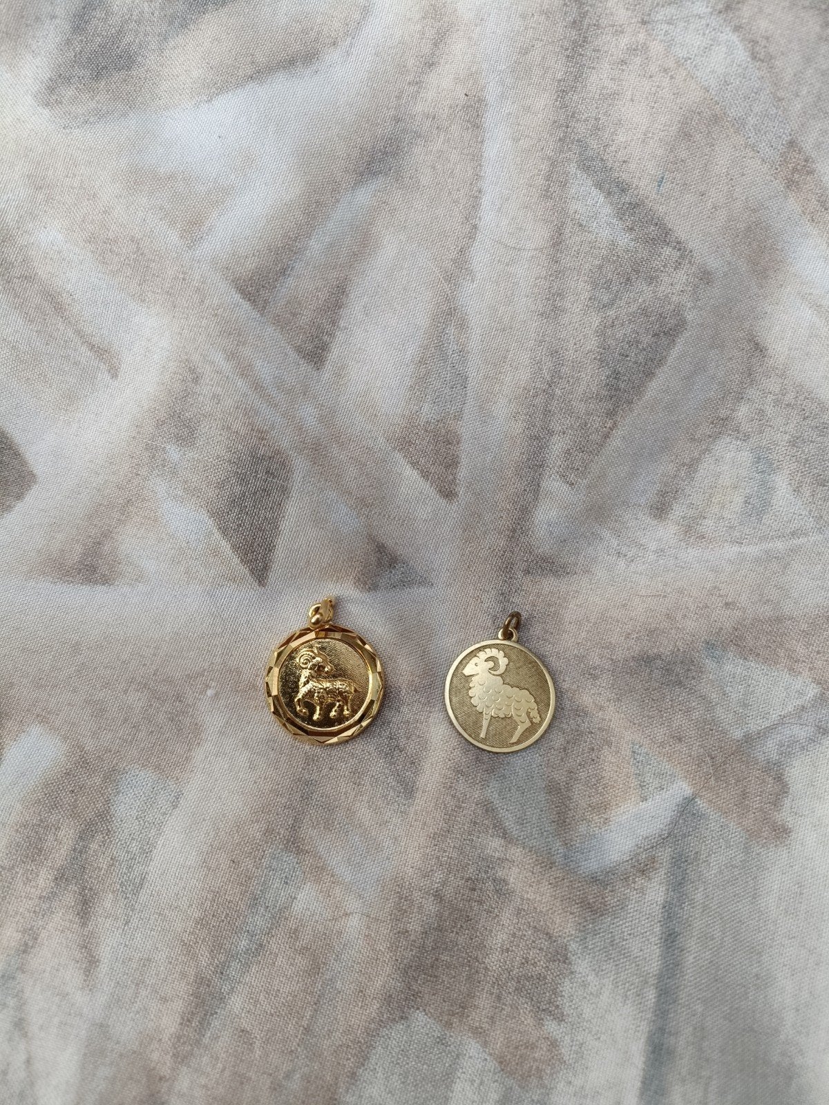 2 Sterrenbeeld hangertjes, Ram., Ophalen of Verzenden, Goud, Kruis of Symbool