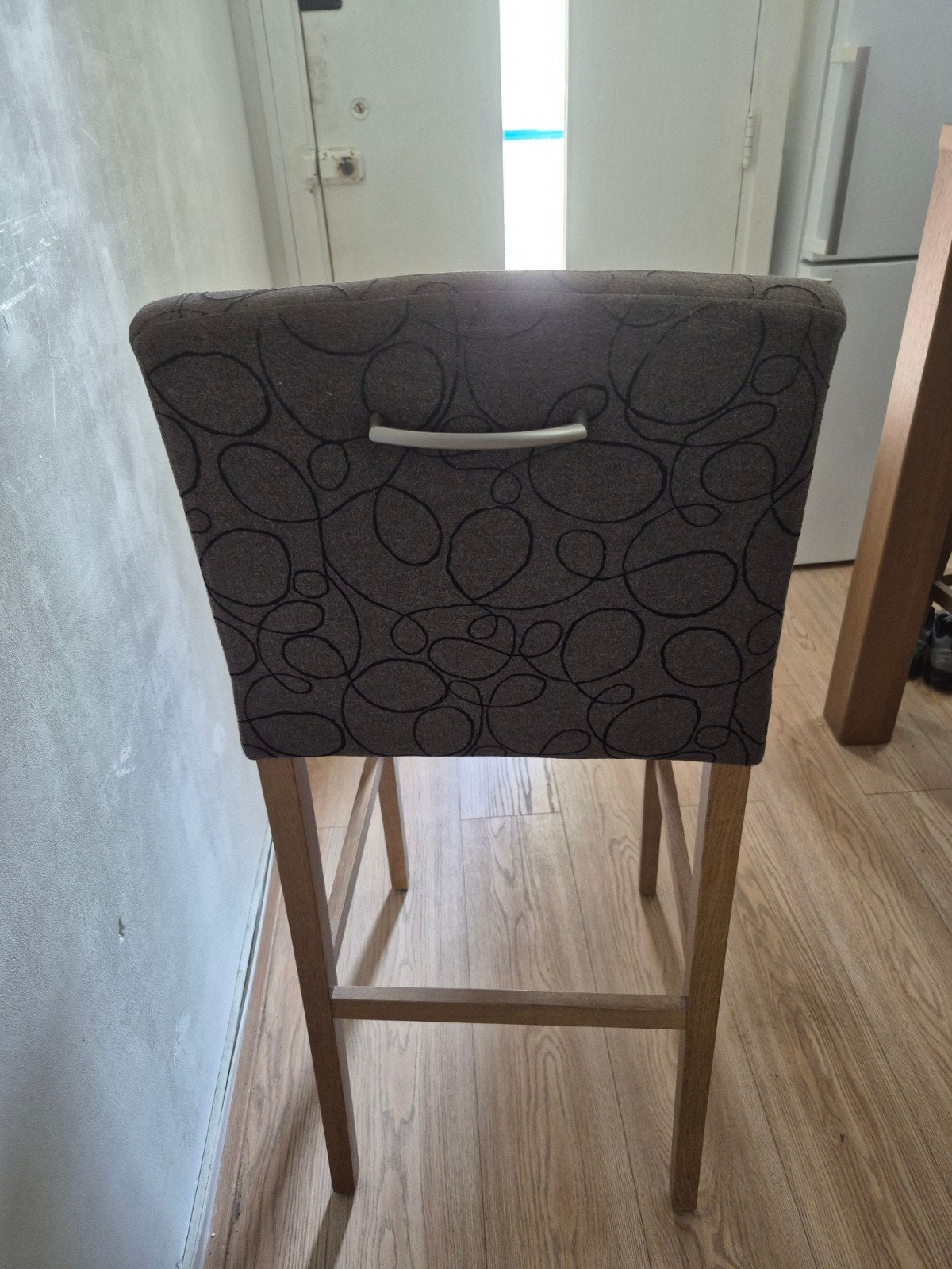 Foto 3 van Twee hoge barkrukken met stoffen bekleding