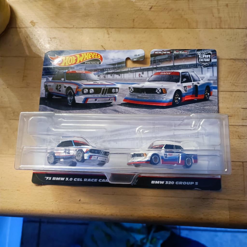 Hot Wheels Premium 2 Pack 73 BMW 3.0 CSL RACE CAR/BMW 320 GR, Hobby en Vrije tijd, Modelauto's | Overige schalen, Nieuw, Auto