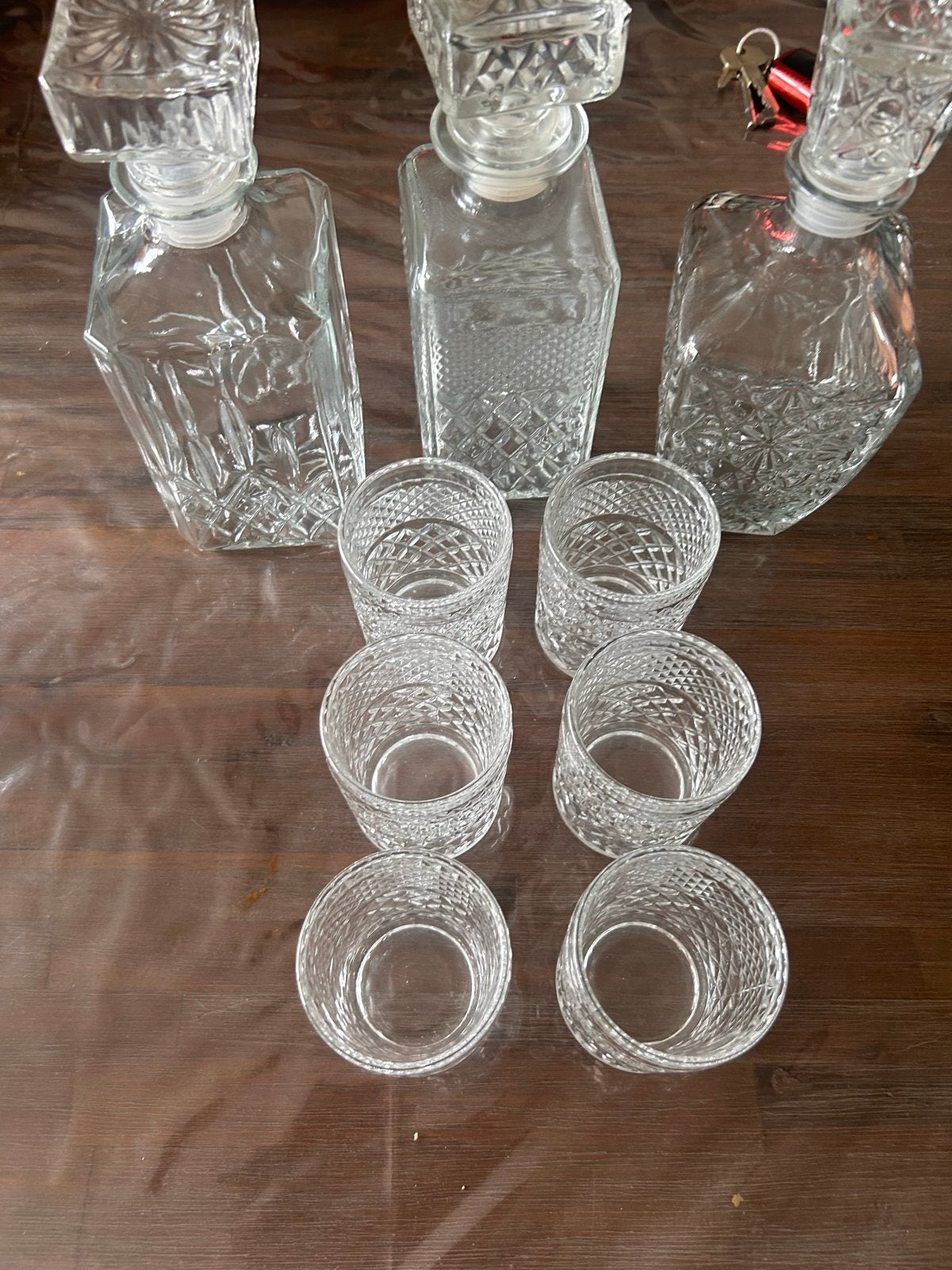 Drie karaffen met zes whisky glazen, Ophalen
