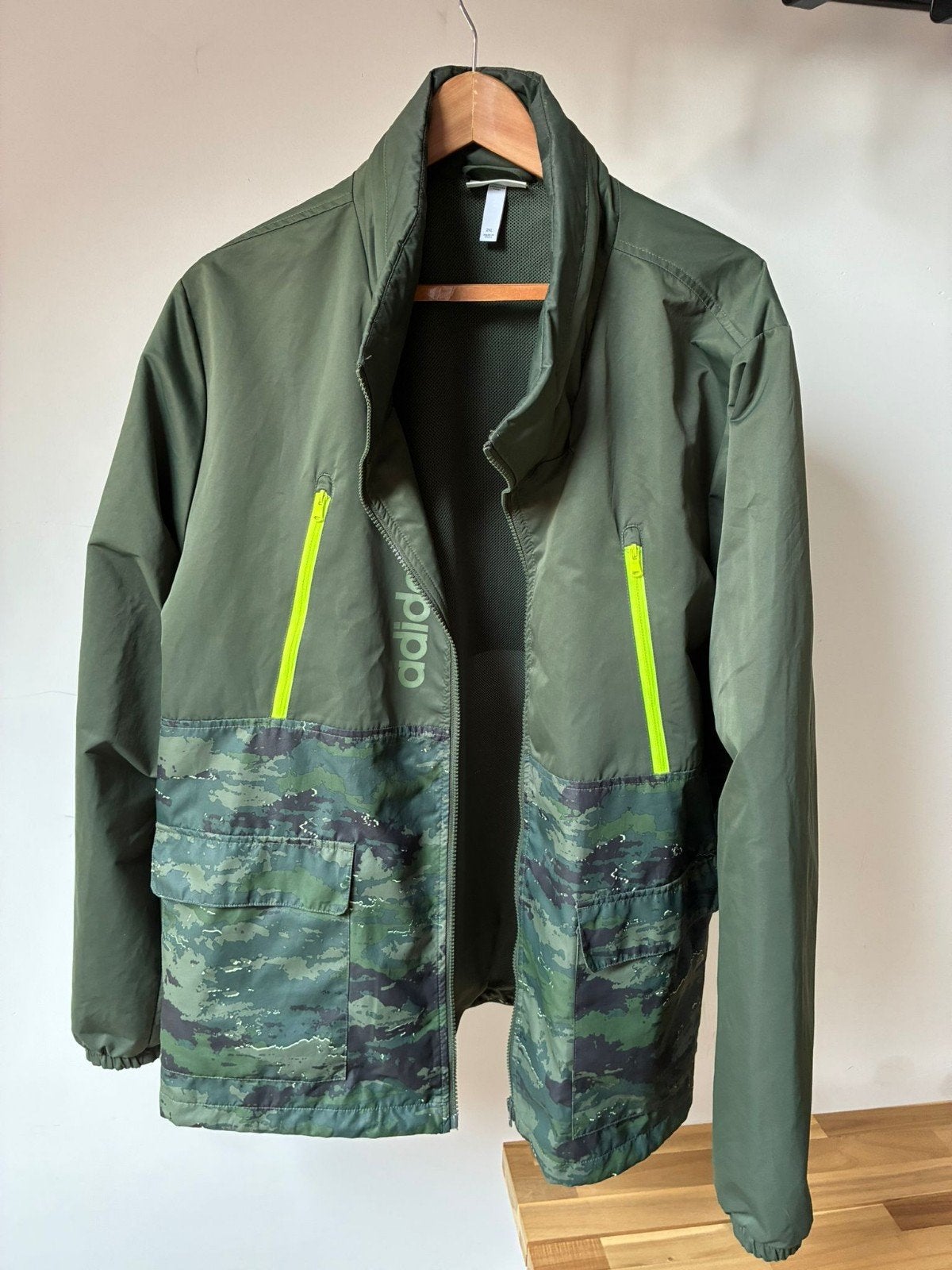 Adidas Neo Groene Jas met Camouflageprint en Neon Details, Adidas Neo, Overige maten, Ophalen of Verzenden, Gedragen