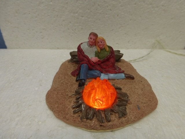 lemax Romantic Campfire kerstdorp tafereel poppetje figurine, Diversen, Kerst, Ophalen of Verzenden, Zo goed als nieuw