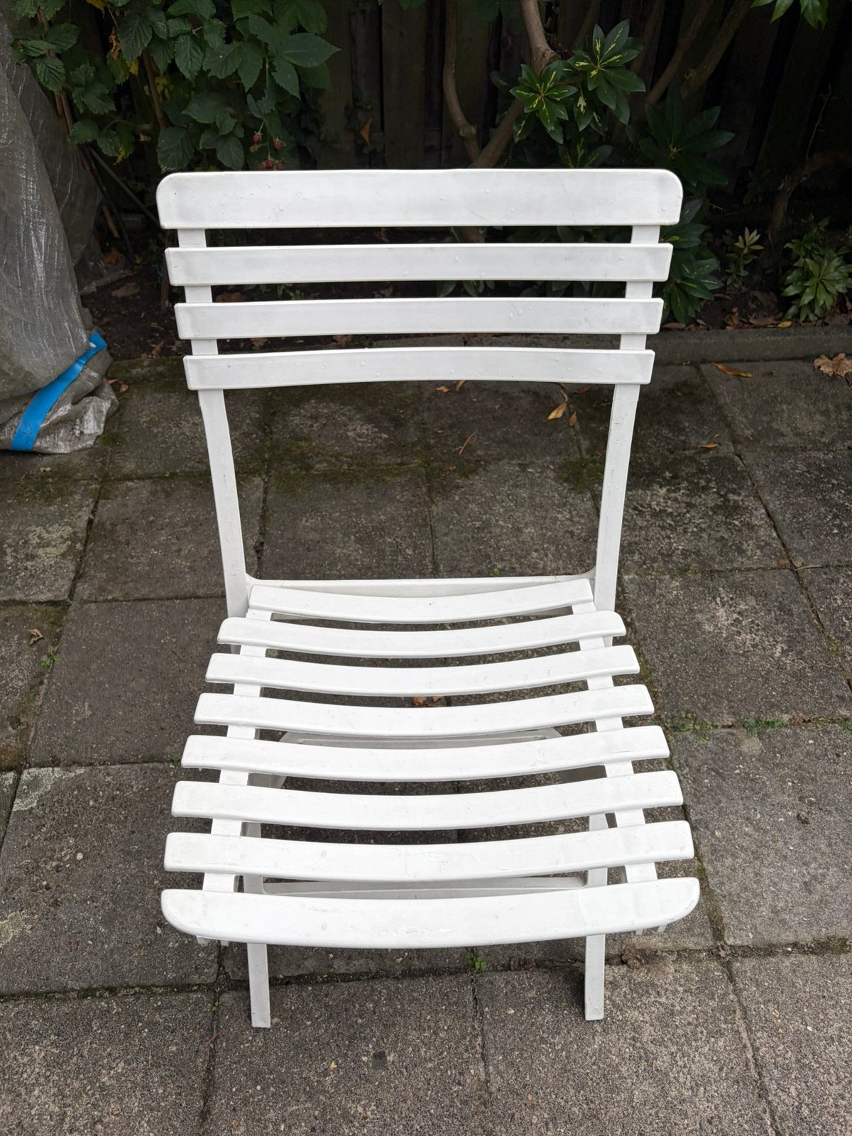 opklapbare stoel  van sterke kunststof, Huis en Inrichting, Kunststof, Wit, Ophalen of Verzenden, Zo goed als nieuw