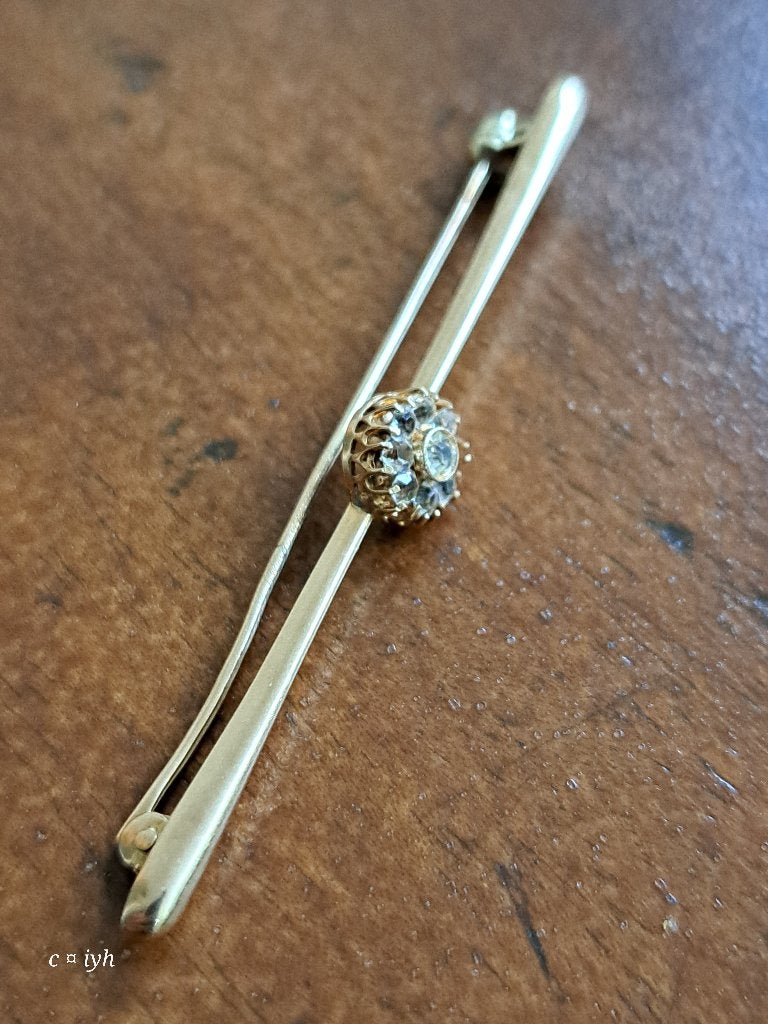 Vergulde dasspeld reverspeld broche bloemvorm in het midden, Overige materialen, 4 tot 7 cm, Gebruikt, Verzenden