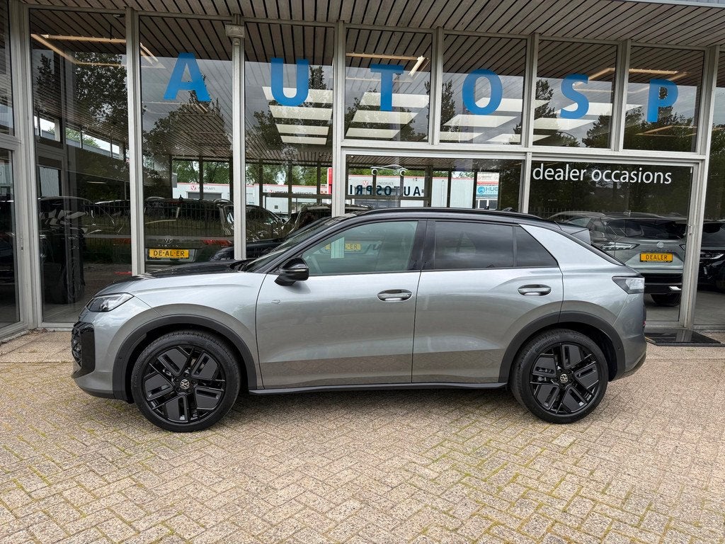 Volkswagen T-Roc 1.5 eTsi R-Line MILD HYBRID 150PK CAMERA ,, Auto's, Volkswagen, 1374 kg, Zwart, 4 cilinders, 150 pk