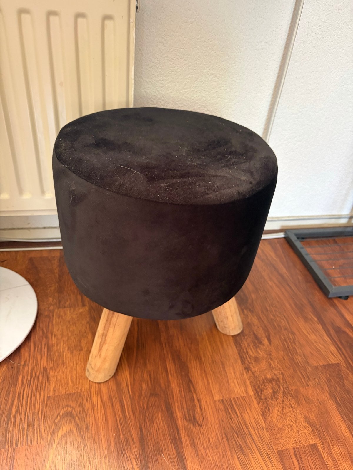Mini poef - Zwart fluweel met houten poten, Ophalen, Minder dan 50 cm, Rond, Zo goed als nieuw