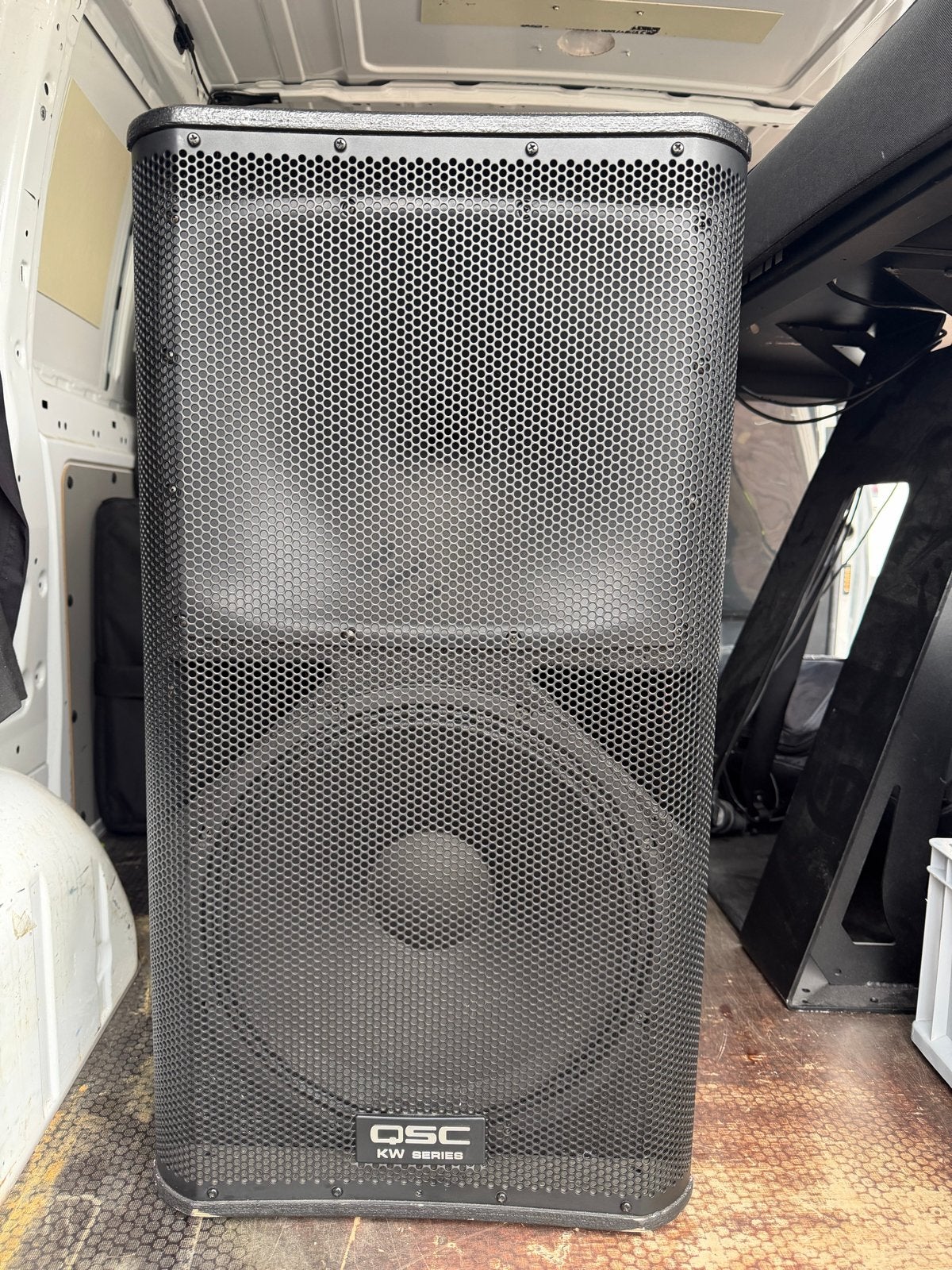 QSC KW152 actieve luidspreker 1000W 2 stuks, Vloerstaande luidspreker, Gebruikt, Ophalen, 150 watt of meer