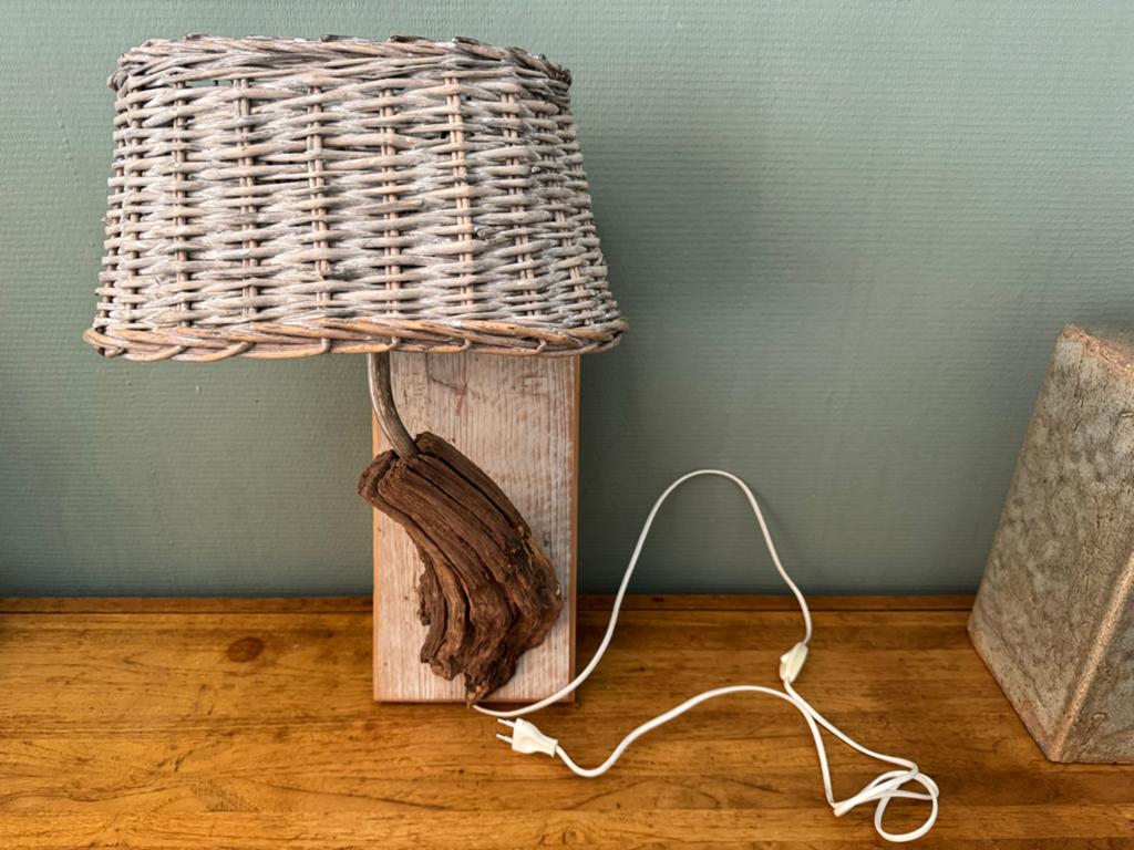 Wandlamp driftwood met rotan kap | Ibiza / coastal stijl, Huis en Inrichting, Woonaccessoires | Overige, Gebruikt, Boho, Ophalen of Verzenden