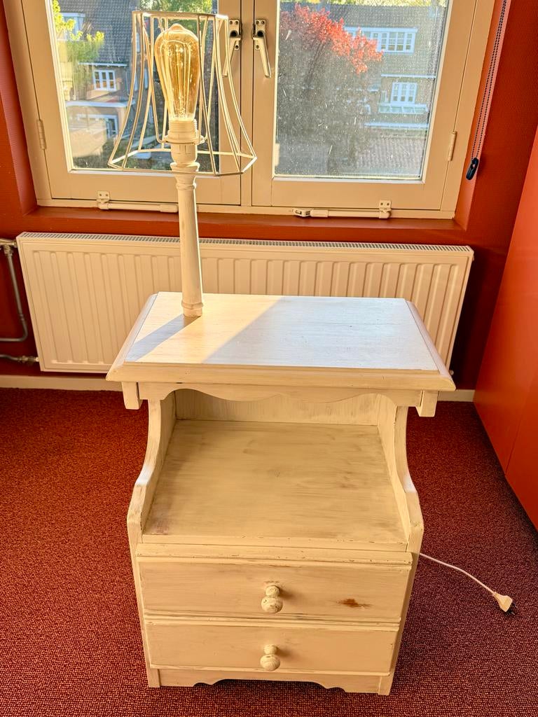 Vintage nachtkastje met lades en vast lampje., Ophalen, Gebruikt, Minder dan 45 cm, 55 tot 70 cm