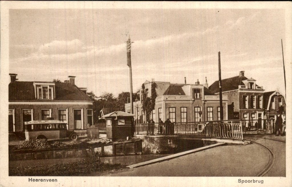 Heerenveen - Spoorbrug - Straatbeeld, Ophalen of Verzenden, 1920 tot 1940, Gelopen, Friesland