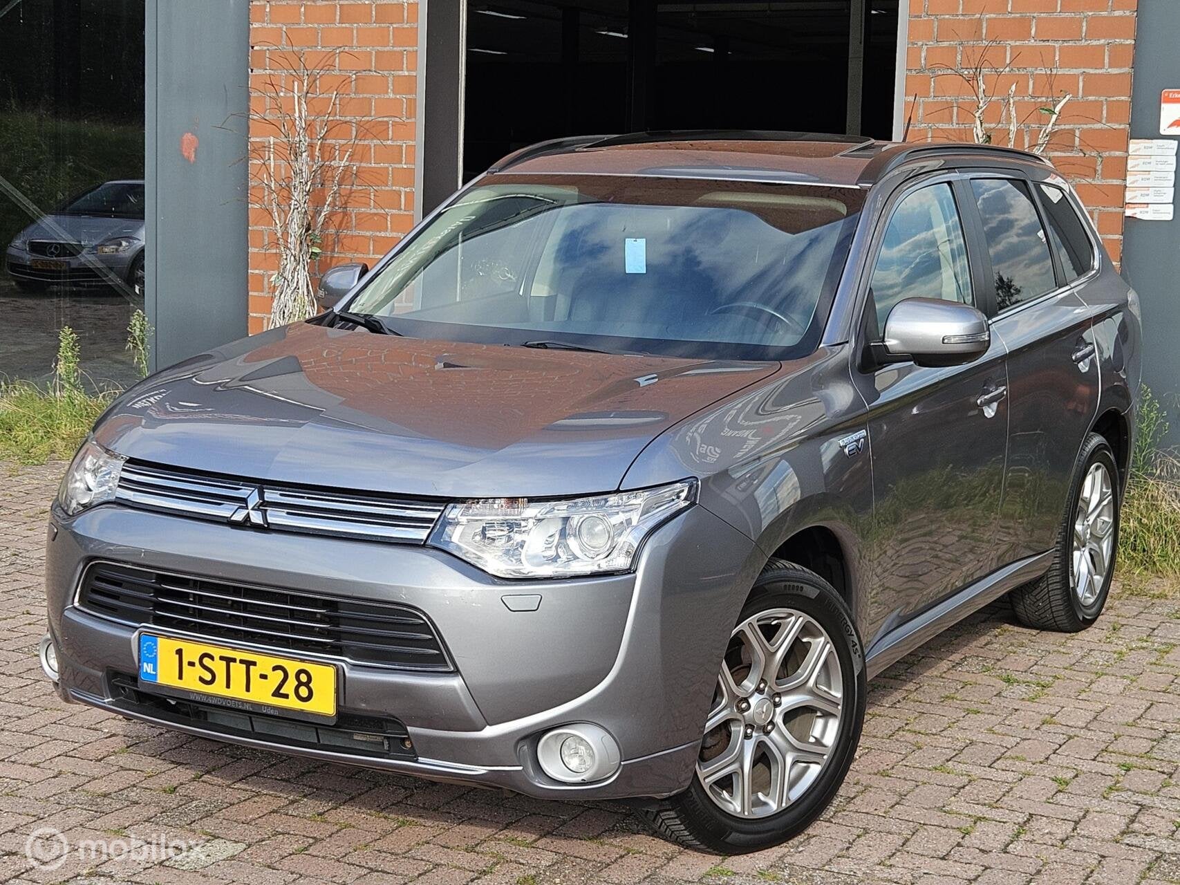 Mitsubishi Outlander 2.0 PHEV Instyle leer/Navi/Pano/cruise, Auto's, Mitsubishi, 4 cilinders, Bedrijf, Vierwielaandrijving, Hybride Elektrisch/Benzine