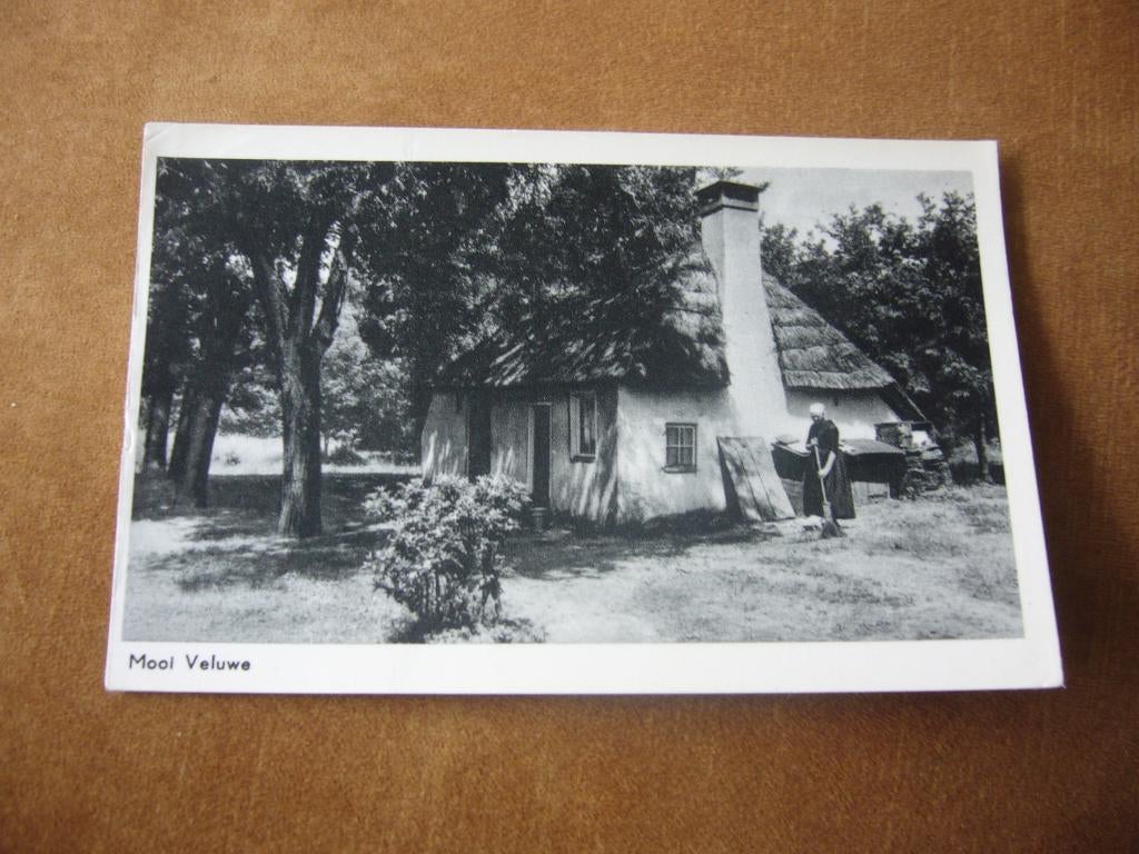 MOOI VELUWE  =  BOERDERIJ MET VROUW IN KLEDERDRACHT, Ophalen of Verzenden, 1940 tot 1960, Gelopen, Gelderland