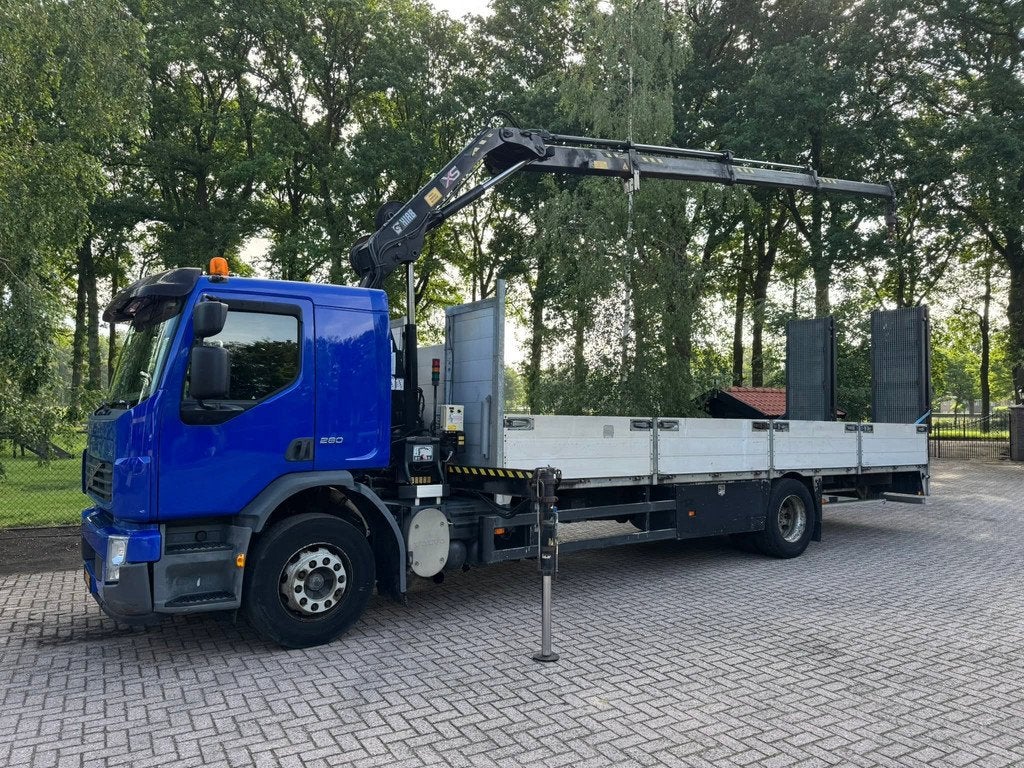 Volvo FE 240 HIAB 111B-3 DUO machinetransporter + kraan, Auto's, Achterwielaandrijving, Origineel Nederlands, Bedrijf, 2 stoelen