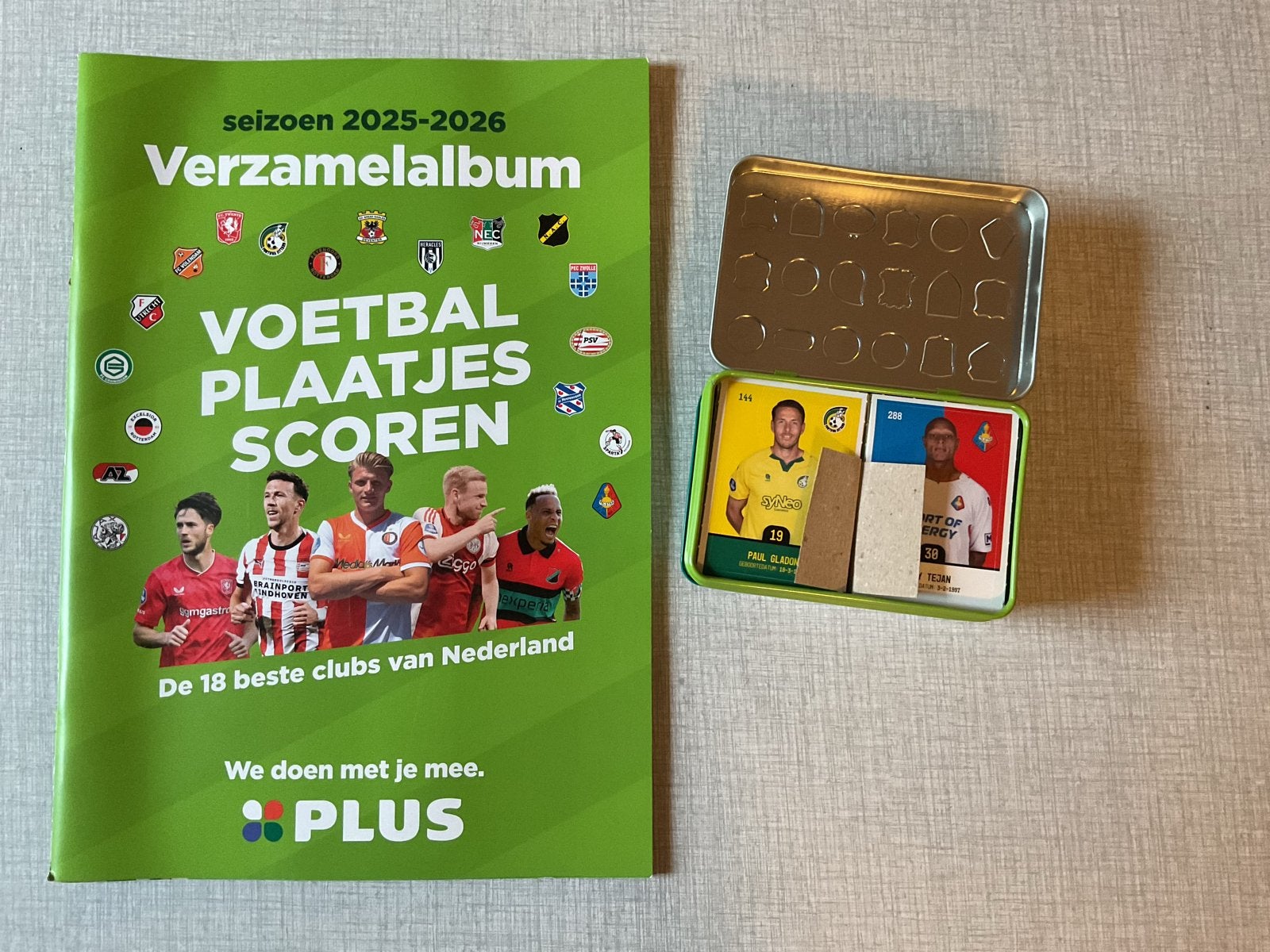 PLUS Voetbalplaatjes Verzamelalbum Seizoen 25/26  + Blikje, Ophalen of Verzenden, Nieuw, Overige binnenlandse clubs, Boek of Tijdschrift