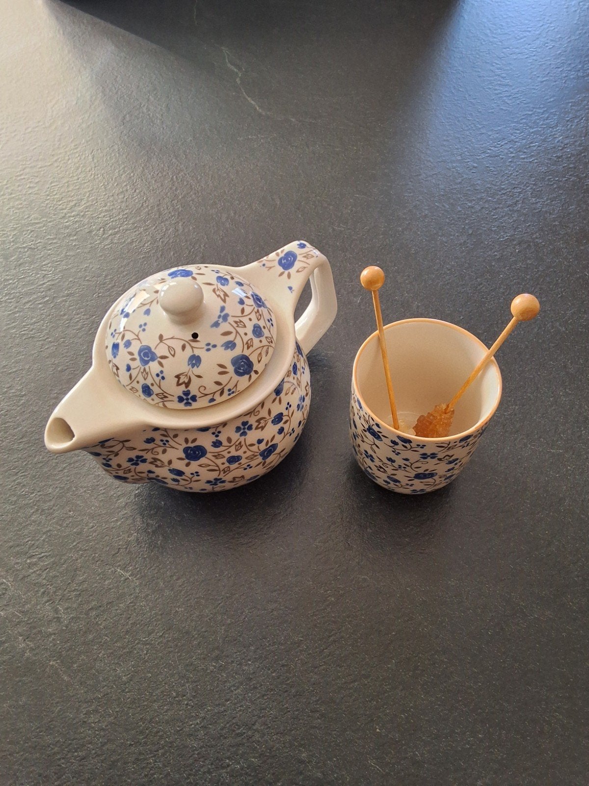 Clayre & Eef theepot met zeefje en theekopje, blauw bloemen, Blauw, Zo goed als nieuw, Steen/keramiek, Overige merken