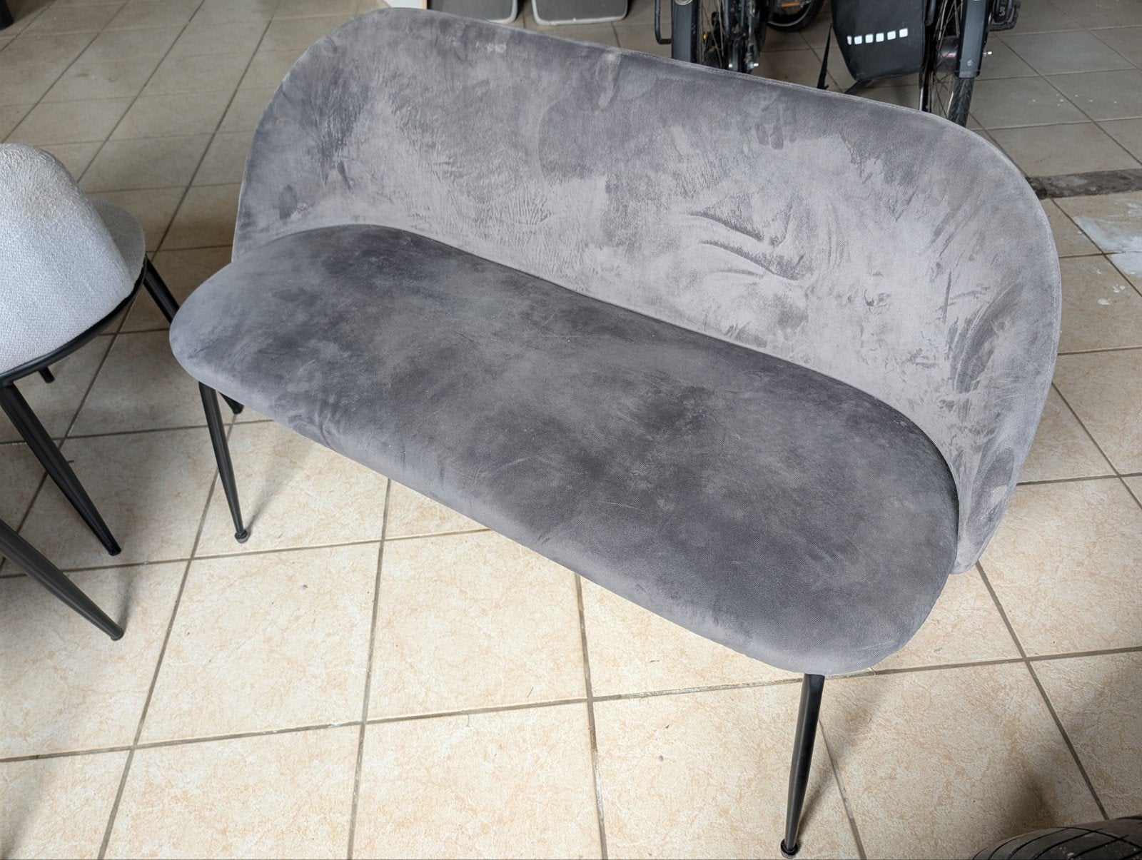 Stijlvolle grijze fluwelen bank - Zo goed als nieuw, Ophalen, Minder dan 75 cm, Tweepersoons, Zo goed als nieuw