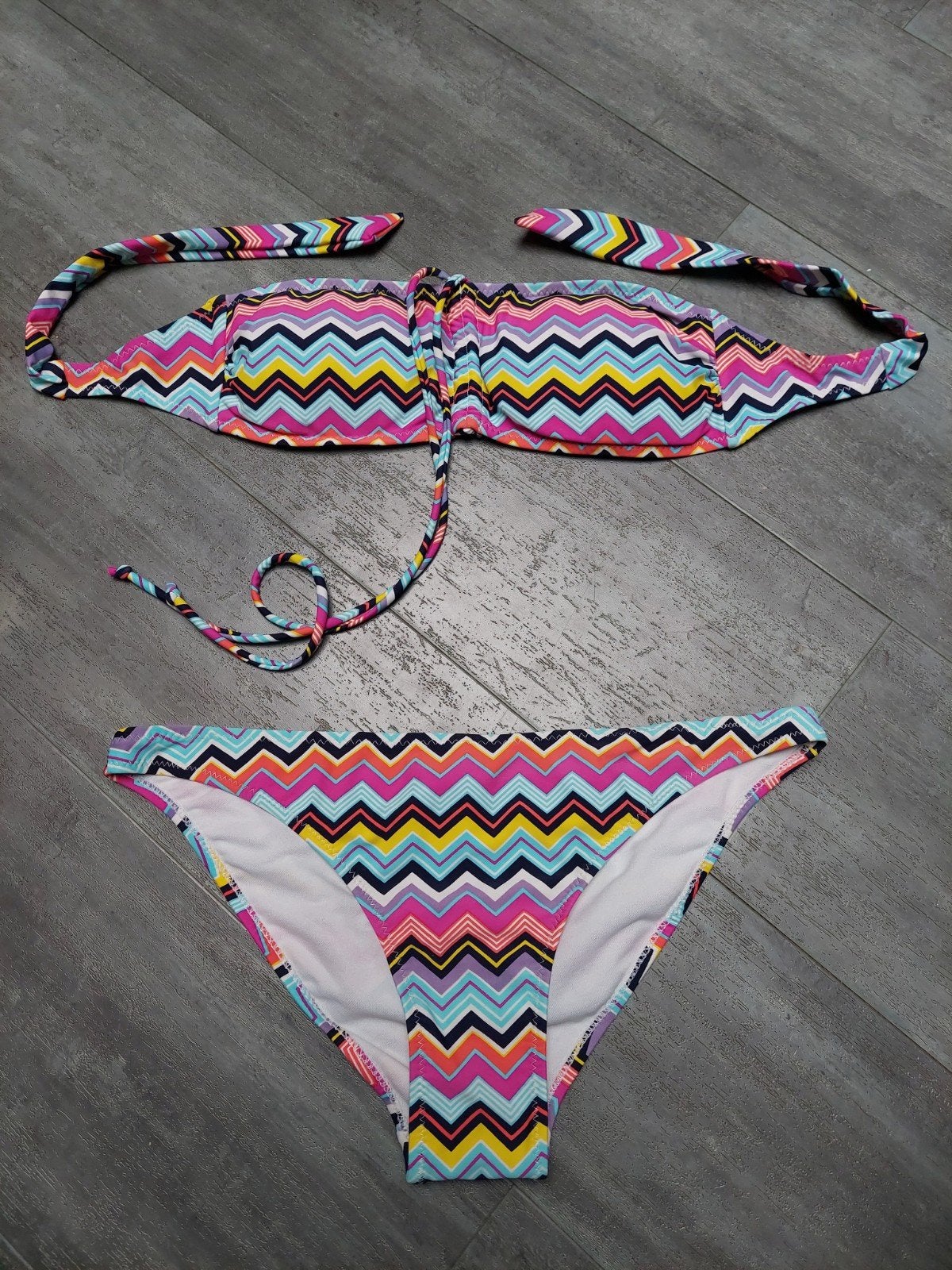 Kleurrijke bikini met zigzagpatroon - Dames maat S, Ophalen of Verzenden, Zo goed als nieuw, Meerkleurig, Bikini