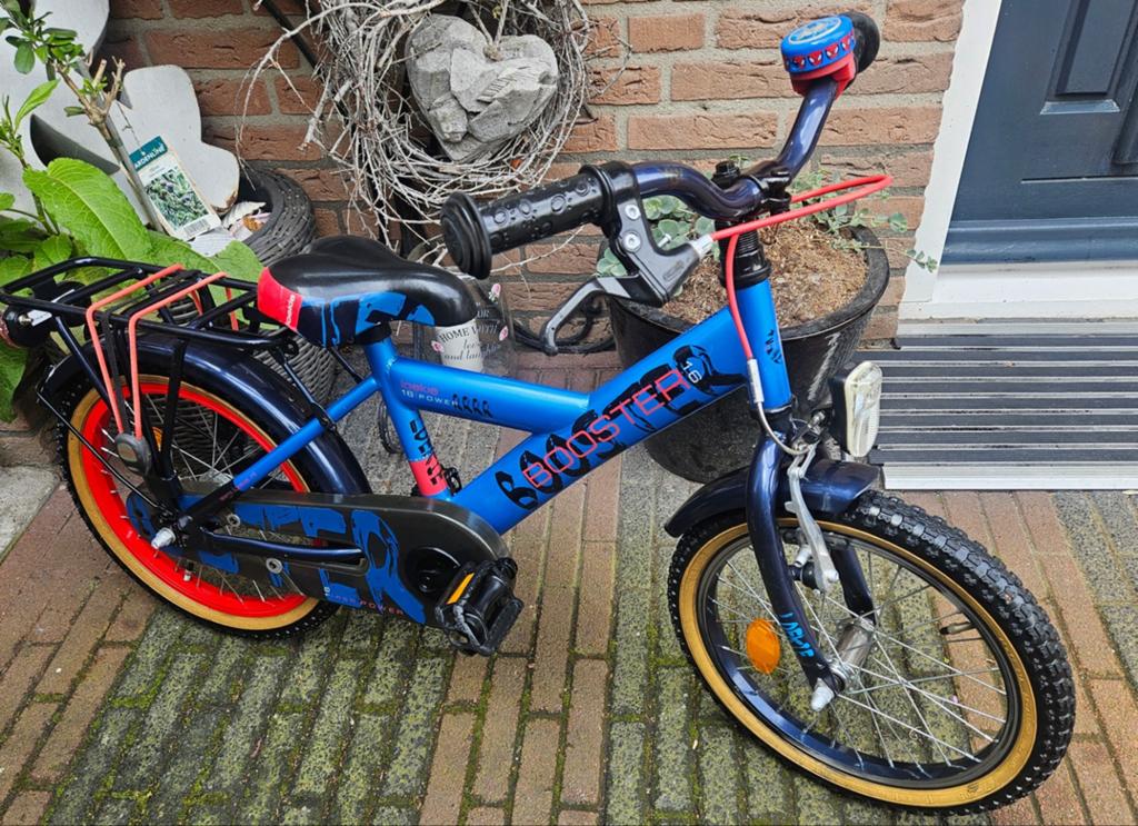 Super mooie 16inch Loekie BOOSTER met verlichting, Fietsen en Brommers, Fietsen | Jongens, Ophalen, Zo goed als nieuw, Handrem