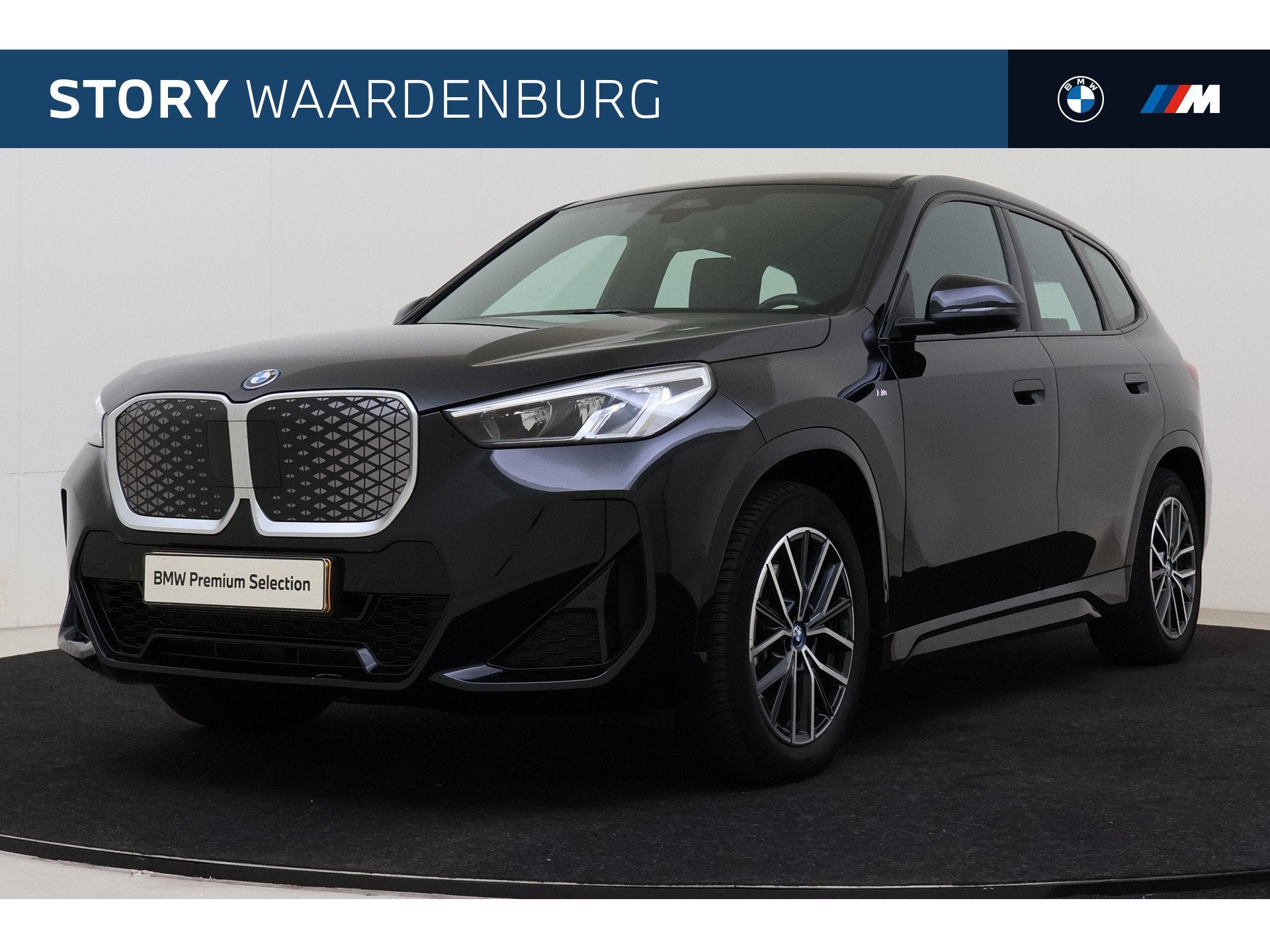BMW iX1 xDrive30 M Sport / Sportstoelen / Achteruitrijcamera, Auto's, Gebruikt, Met garantie (alle), 24 min, Zwart