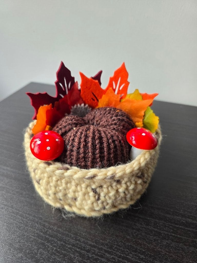 Handgemaakt herfstmandje met gebreide pompoenen, Verzenden, Nieuw, Knutselwerk