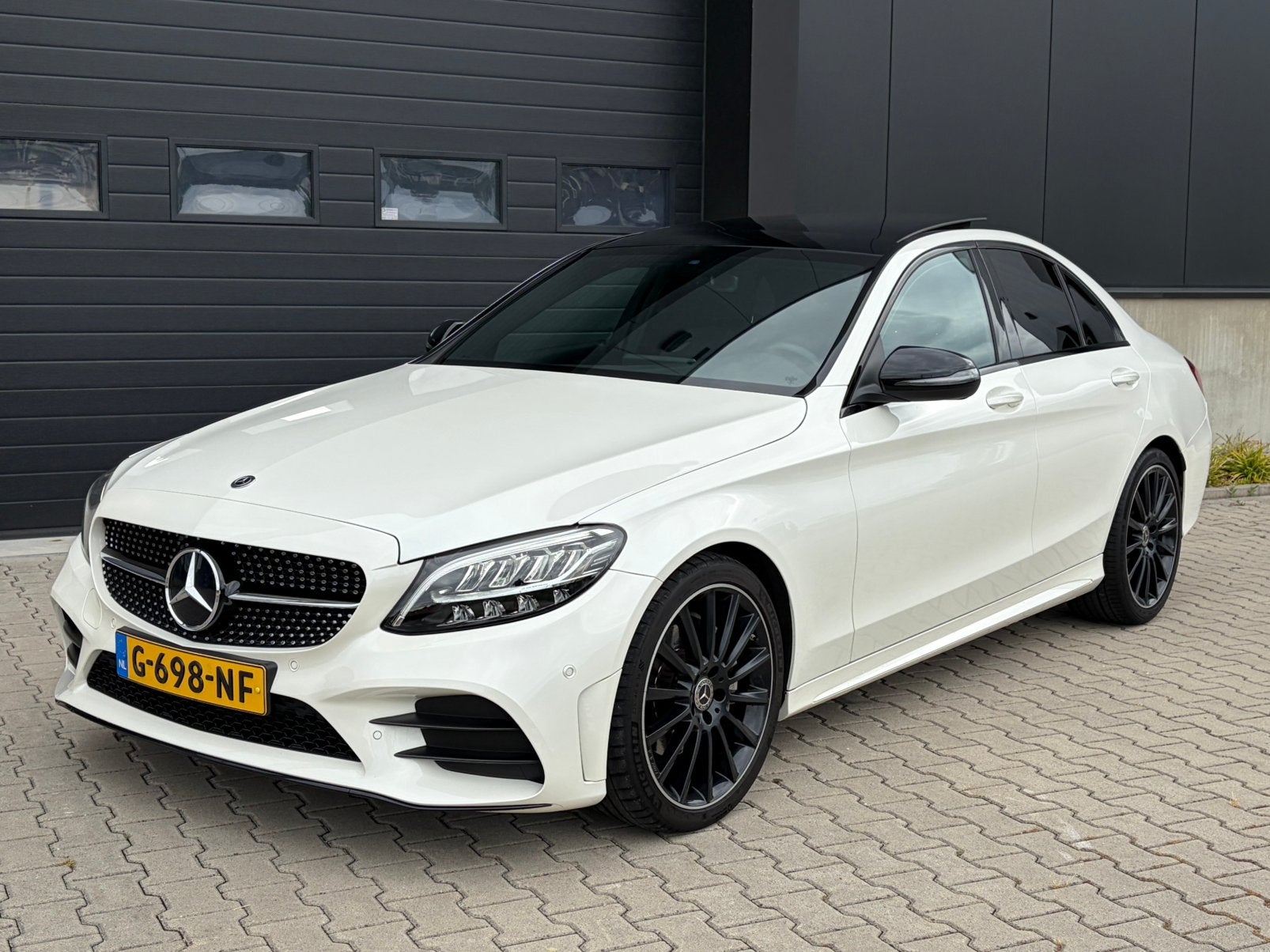 Mercedes-Benz C-Klasse C180 AMG Night 2020 NL PANO 19 INCH, Auto's, Automaat, 1800 kg, Zwart, Wit