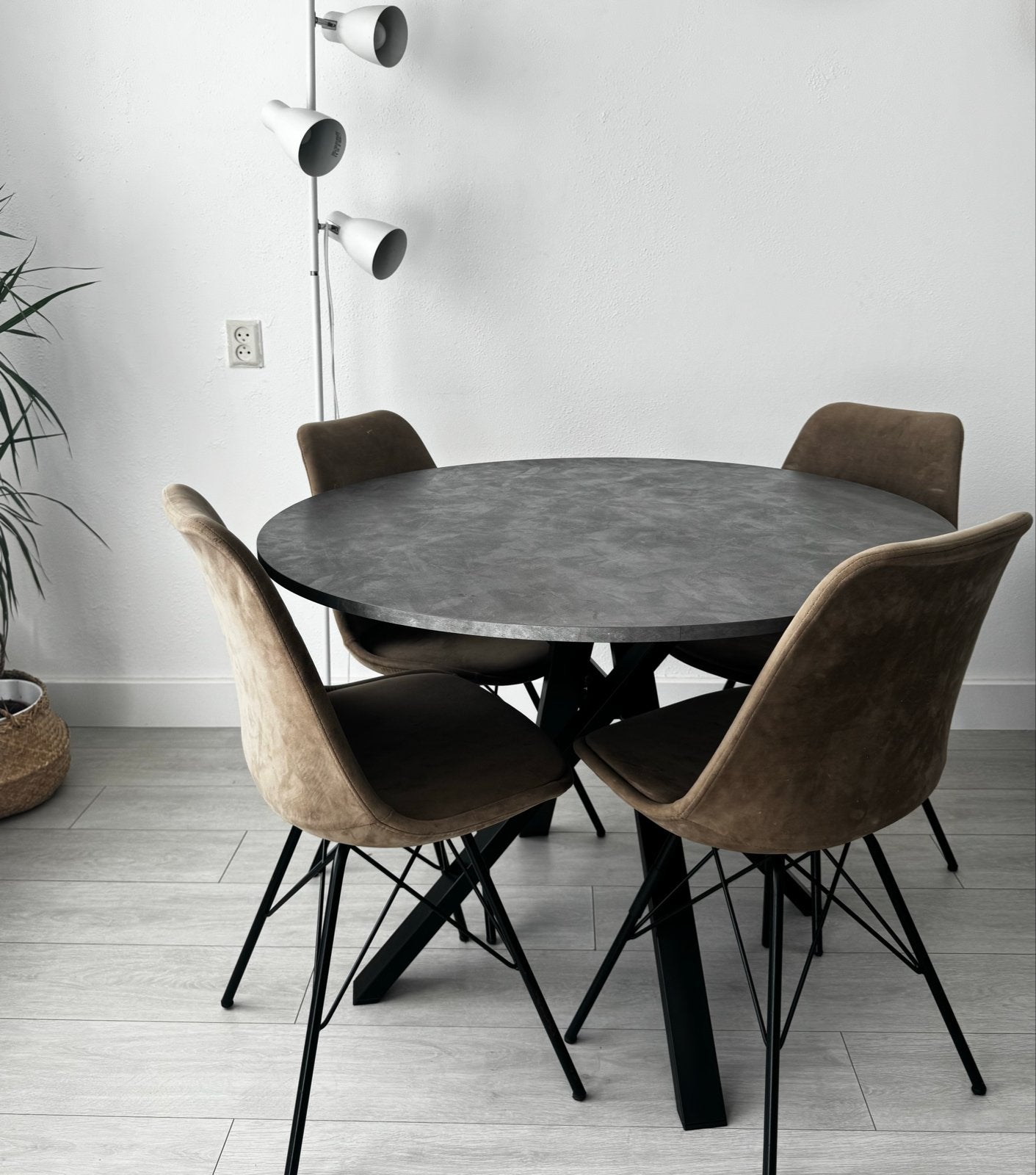 Eettafel met 4 velvet stoelen, Ophalen, 100 tot 150 cm, Rond, Zo goed als nieuw