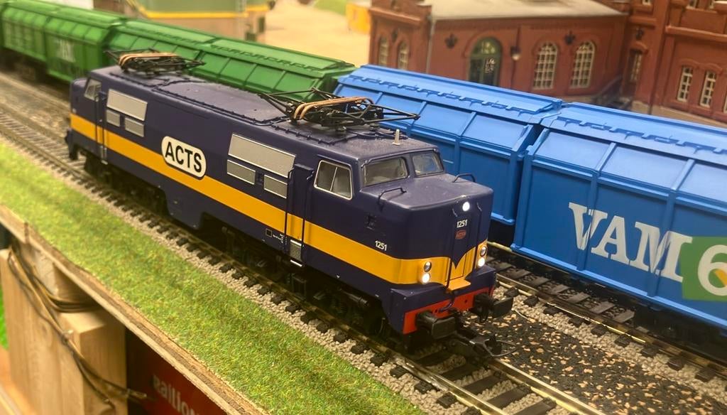 Marklin/Trix 1251 ACTS blauw/geel, Ophalen of Verzenden, Märklin, Gelijkstroom, Locomotief