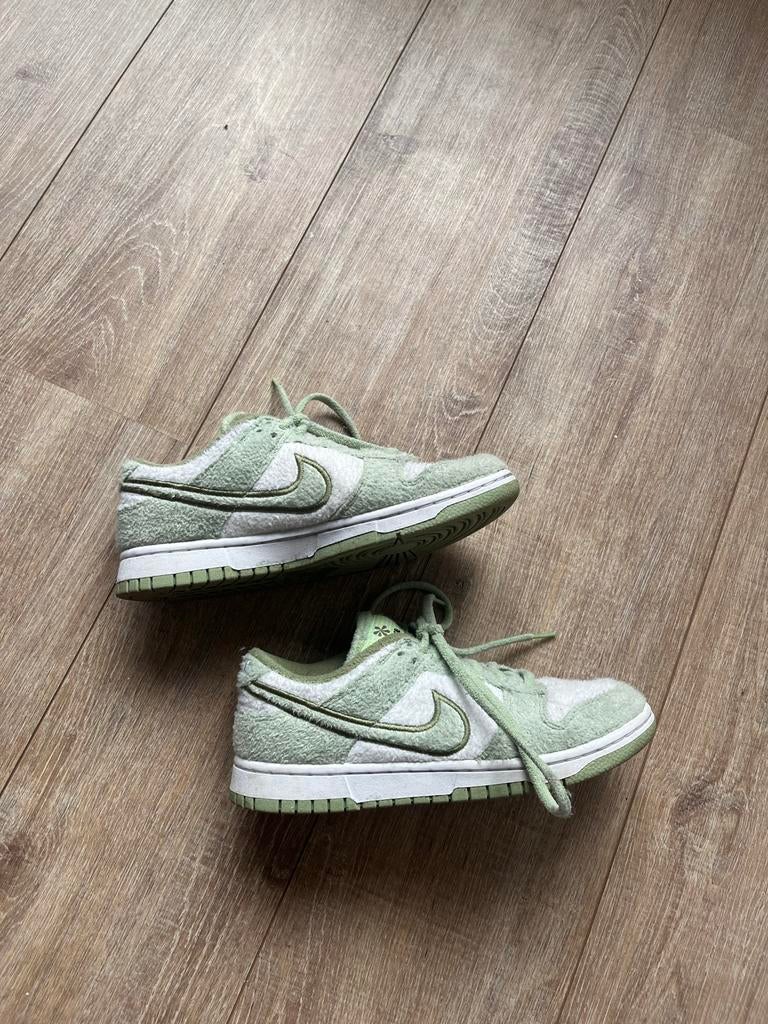 Nike Dunk Low SE Fleece Pack - Maat 39, Kleding | Dames, Schoenen, Ophalen of Verzenden, Zo goed als nieuw, Groen, Sneakers of Gympen