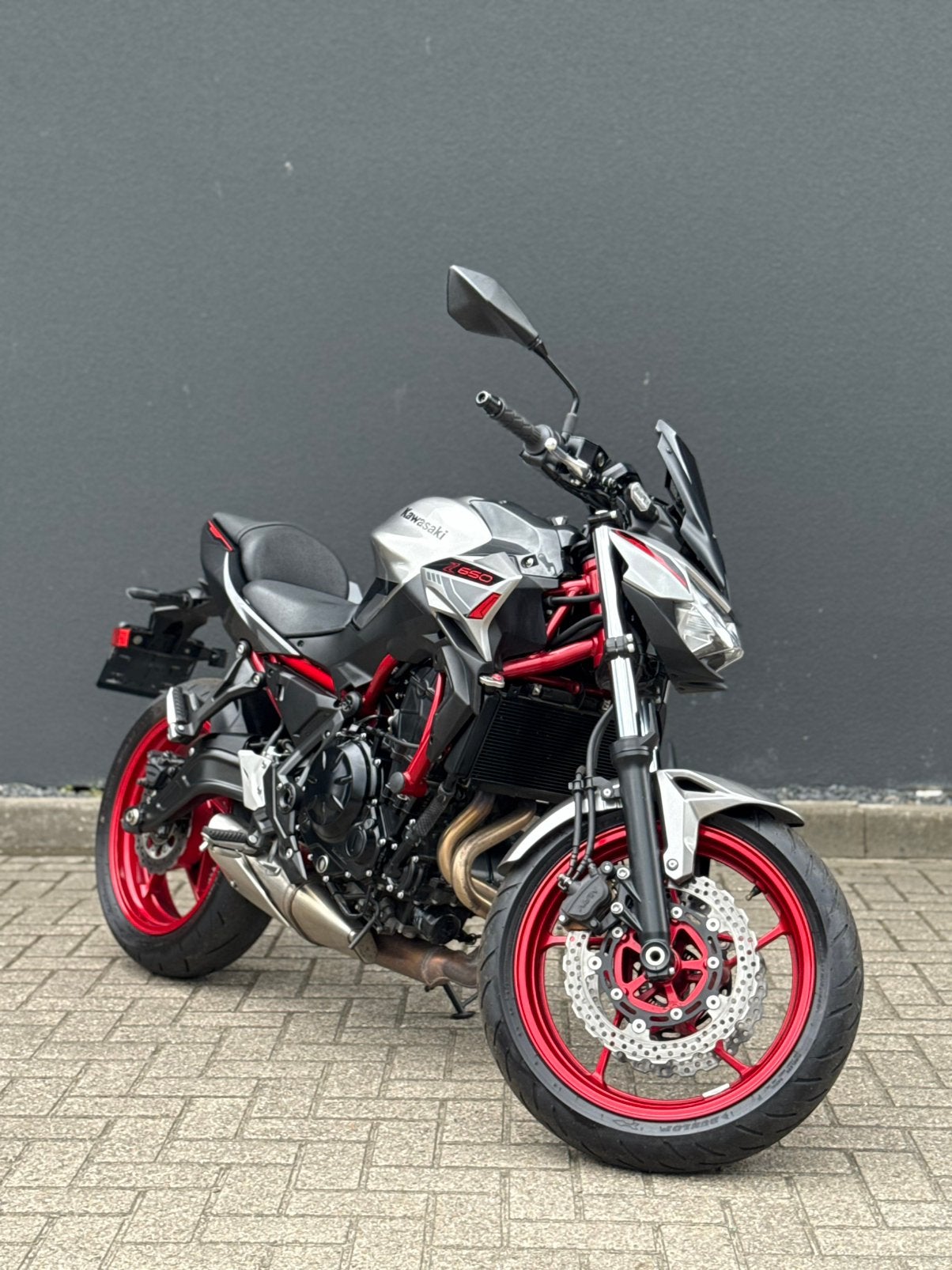 Kawasaki Z650 2024 A2! NIEUWSTAAT! 1e EIGENAAR!, Motoren, 2 cilinders, Occasion, Bedrijf, Minimaal motorrijbewijs A2