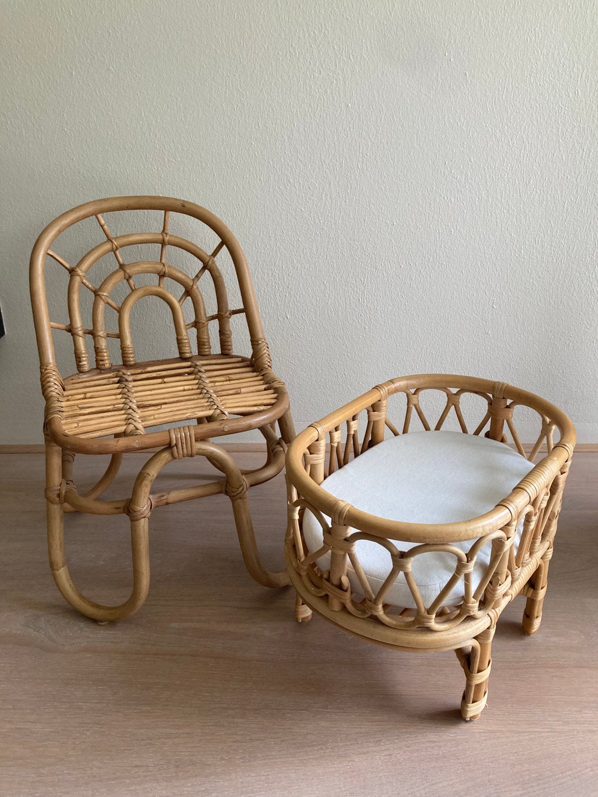 Rotan poppenmeubels - stoeltje en wiegje, Ophalen, Zo goed als nieuw, Poppenhuis
