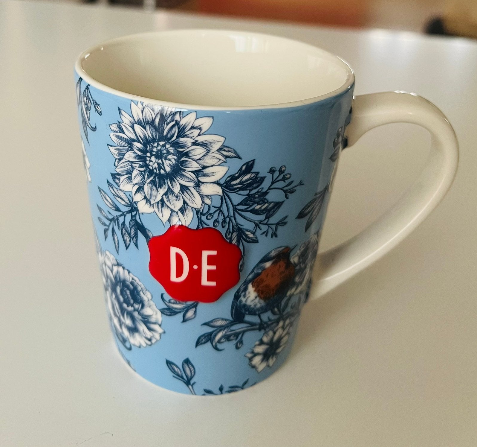 Een grote koffie mok Raja Douwe Egberts met roodborstje., Ophalen of Verzenden, Zo goed als nieuw, Overige stijlen, Kop(pen) en/of Schotel(s)