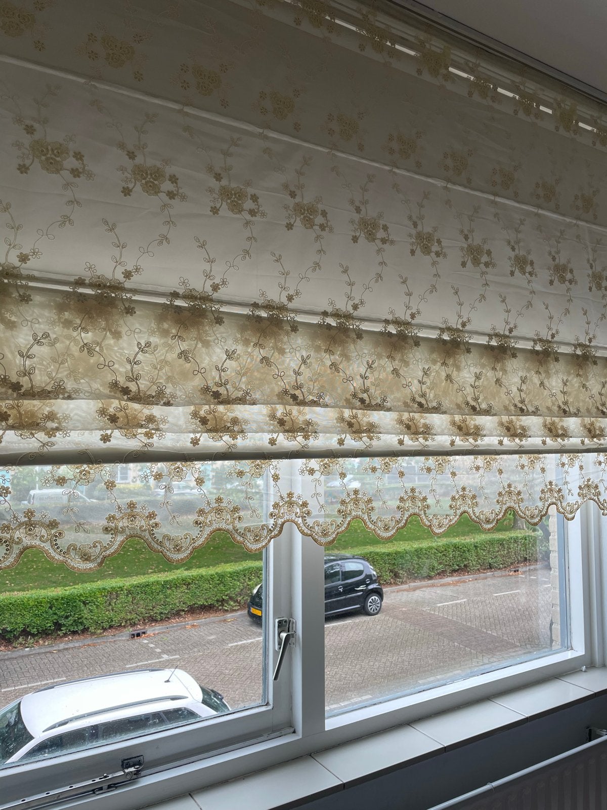 Mooie vitrage gordijnen met geborduurd bloemenpatroon, Vitrage, Gebruikt, Ophalen of Verzenden, Lichtdoorlatend