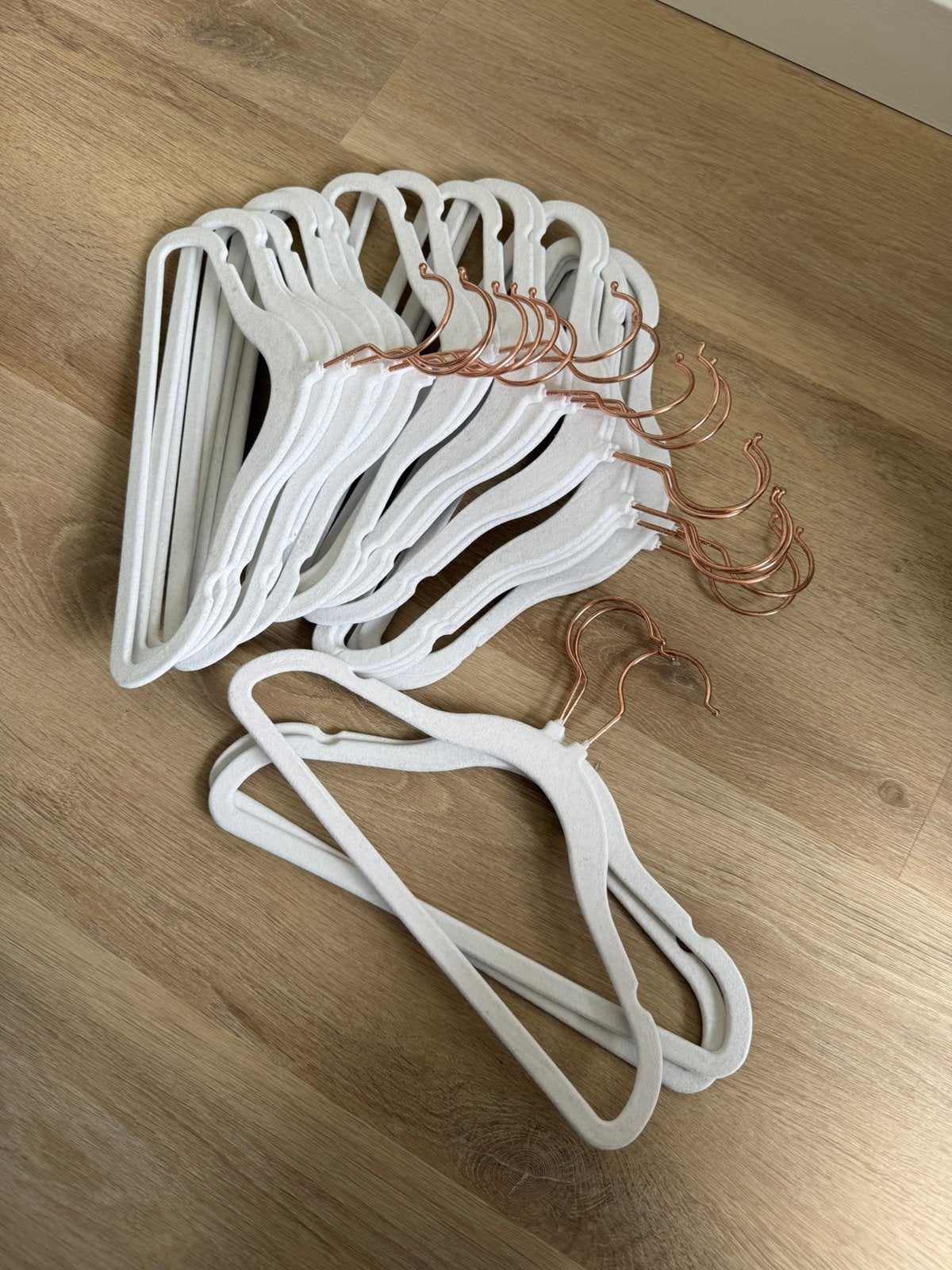 22 fluwelen kinderhangers, Ophalen, Zo goed als nieuw