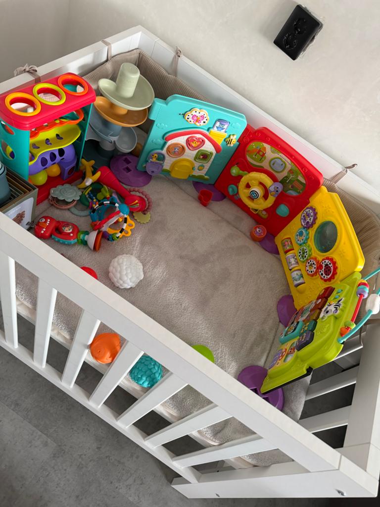Witte houten babybox met verstelbare bodem, Kinderen en Baby's, Boxen, Ophalen of Verzenden, Zo goed als nieuw, Vierkant, In hoogte verstelbaar