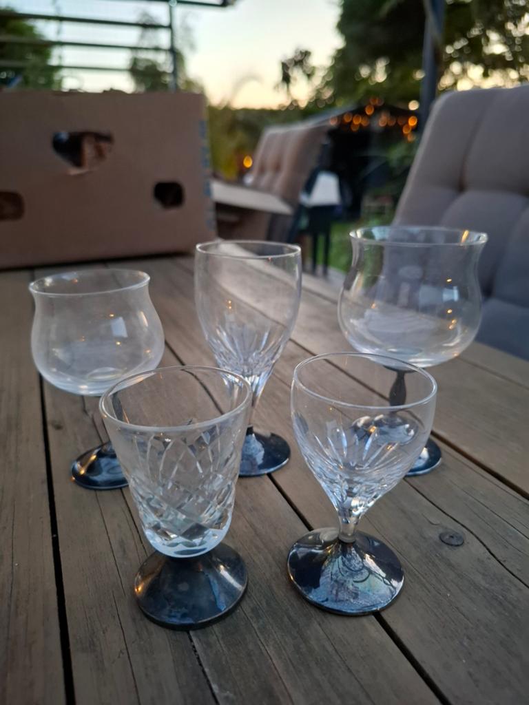 Borrelglaasjes kristal met verzilverde voet Keltum, Ophalen of Verzenden