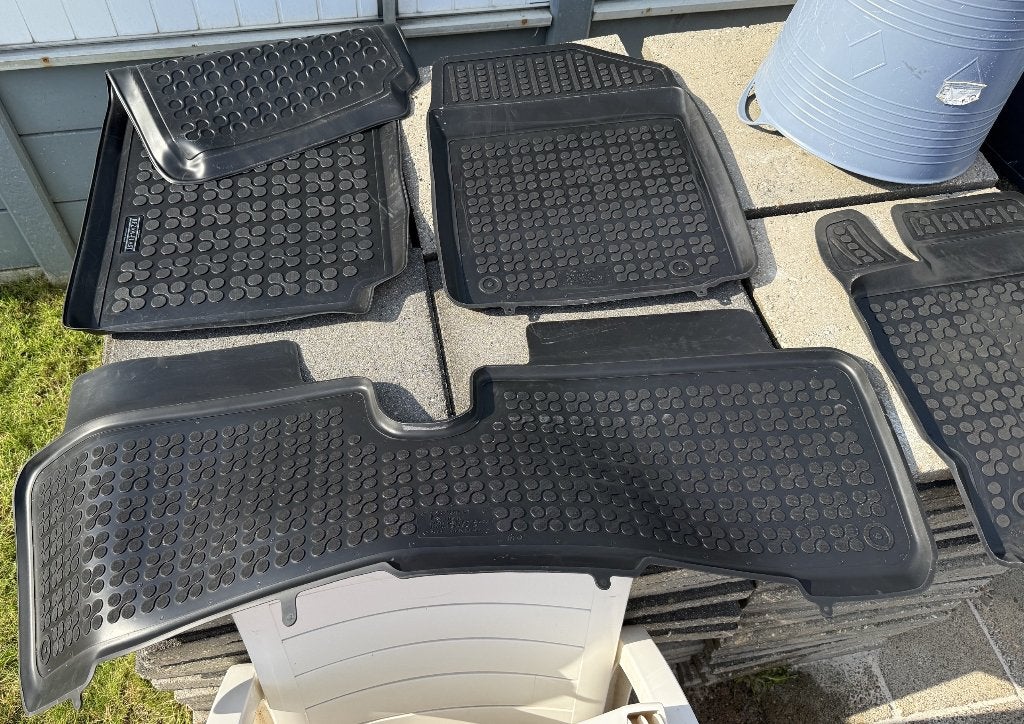 Toyota Yaris automatten met een groef + kofferbakmat, Ophalen, Zo goed als nieuw